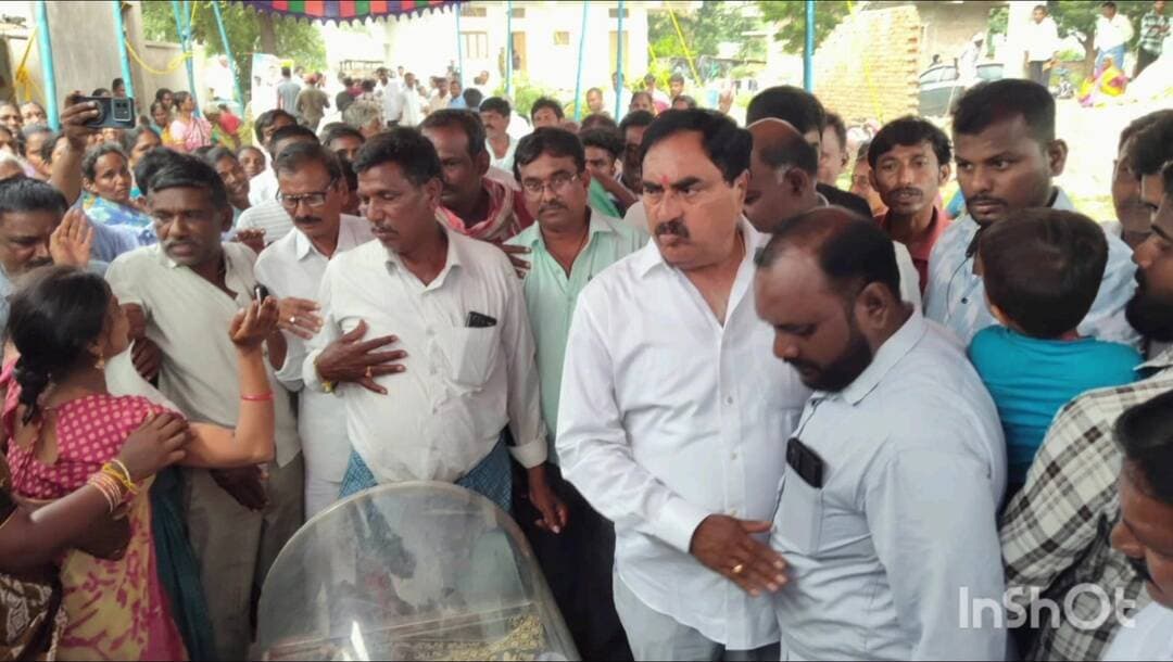 పాలకుర్తి: నాయిని నరేష్ మృతి: కుటుంబ సభ్యులను పరామర్శించిన ఎర్రబెల్లి దయాకర్ రావు