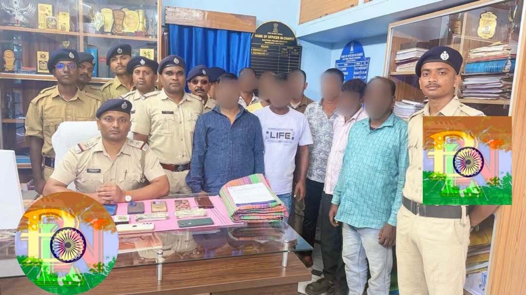 শালতোড়ায় অবৈধ জুয়ার আসরে পুলিশের হানা! নগদ ২৩ হাজার ৪০০ টাকা-সহ আটক ৯ জন!
বাঁকুড়ার শালতোড়ায় অবৈধ জুয়ার বিরুদ্ধে বড়সড় অভিযান পুলিশের! অর্থের বিনিময়ে জুয়া খেলার অভিযোগে কাশতোড়া গ্রাম থেকে ৯ জনকে আটক করল শালতোড়া থানার পুলিশ। অভিযানে উদ্ধার হয়েছে নগদ ২৩ হাজার ৪০০ টাকা, ৫২টি তাস এবং জুয়া খেলার কাজে ব্যবহৃত একটি প্লাস্টিকের মাদুর।
অবৈধ জুয়ার আসর, পুলিশের অভিযান আর একসঙ্গে ৯ জনকে আটক—শালতোড়ার কাশতোড়া গ্রামে পুলিশের এই পদক্ষেপ ঘিরে সামনে এল গুরুত্বপূর্ণ খবর।
বাঁকুড়া জেলা পুলিশের পক্ষ থেকে পাওয়া তথ্য অনুযায়ী, গত ২১ অক্টোবর ২০২৬ তারিখে শালতোড়া থানার পুলিশ কাশতোড়া গ্রামে অবৈধ জুয়ার বিরুদ্ধে অভিযান চালায়। অভিযোগ, সেখানে অর্থের বিনিময়ে চলছিল জুয়া খেলা। আর সেই অভিযোগের ভিত্তিতেই অভিযান চালিয়ে ৯ জনকে আটক করে পুলিশ।
অভিযান চলাকালীন ঘটনাস্থল থেকে নগদ ২৩ হাজার ৪০০ টাকা বাজেয়াপ্ত করা হয়। পাশাপাশি উদ্ধার করা হয় ৫২টি তাস এবং একটি প্লাস্টিকের মাদুর।
পুলিশ সূত্রে জানা গিয়েছে, এই ঘটনায় পশ্চিমবঙ্গ জুয়া ও পুরস্কার প্রতিযোগিতা প্রতিরোধ আইনের ৩ ও ৪ নম্বর ধারায় মামলা রুজু করা হয়েছে। পাশাপাশি ঘটনার পরিপ্রেক্ষিতে আইনানুগ ব্যবস্থা গ্রহণ করা হয়েছে।
এখানেই শেষ নয়, অবৈধ কার্যকলাপের বিরুদ্ধে নজরদারি ও অভিযান অব্যাহত রাখার বার্তাও দিয়েছে বাঁকুড়া জেলা পুলিশ।
প্রশাসনের স্পষ্ট বার্তা—অবৈধ কার্যকলাপের বিরুদ্ধে আইন মেনেই চলবে পুলিশি পদক্ষেপ।
এখন নজর থাকবে, এই ঘটনার তদন্তে পরবর্তী পর্যায়ে আর কী কী তথ্য সামনে আসে, সেদিকেই।
অবৈধ জুয়ার বিরুদ্ধে বাঁকুড়া জেলা পুলিশের এই অভিযান আবারও তুলে ধরল আইনশৃঙ্খলা রক্ষায় পুলিশের সক্রিয় ভূমিকার কথা।
*****কাশতোড়া থেকে ৯ জনকে আটক এবং নগদ ২৩ হাজার ৪০০ টাকা-সহ জুয়া খেলার সামগ্রী বাজেয়াপ্ত শালতোড়া থানার পুলিশের অভিযানে !!