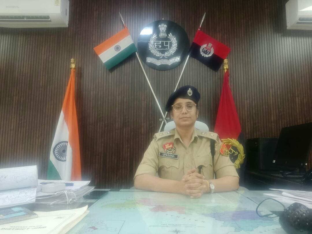 श्रीमती उपासना ने संभाला जींद पुलिस अधीक्षक का कार्यभार
कैथल में दो बार एसपी के पद पर दे चुकी हैं सेवाएं, इससे पहले सीआईडी एवं एटीएस में थीं तैनात
जींद: 2017 बैच की भारतीय पुलिस सेवा (आईपीएस) अधिकारी श्रीमती उपासना ने बुधवार, 21 अक्टूबर 2026 को जींद जिले की पुलिस अधीक्षक के रूप में अपना कार्यभार संभाल लिया। इससे पहले वह सीआईडी एवं एटीएस में तैनात थीं। इसके अतिरिक्त, वह दो बार कैथल जिले में पुलिस अधीक्षक के पद पर भी अपनी सेवाएं दे चुकी हैं।
पुलिस प्रवक्ता ने जानकारी देते हुए बताया कि श्रीमती उपासना को पुलिस विभाग में विभिन्न महत्वपूर्ण पदों पर कार्य करने का अनुभव प्राप्त है। उनके जींद पुलिस अधीक्षक का कार्यभार संभालने से जिले में कानून-व्यवस्था को और अधिक सुदृढ़ बनाने तथा अपराधों पर प्रभावी अंकुश लगाने की दिशा में कार्य किया जाएगा।
जिला पुलिस की प्राथमिकताओं में अपराधियों के विरुद्ध नियमानुसार प्रभावी कार्रवाई करना, नशा तस्करी पर अंकुश लगाना, महिला सुरक्षा सुनिश्चित करना और आमजन की शिकायतों का प्राथमिकता के आधार पर समाधान करना शामिल रहेगा। इसके साथ ही पुलिस और आमजन के बीच बेहतर समन्वय स्थापित करने पर भी जोर दिया जाएगा।
पुलिस प्रवक्ता के अनुसार, पुलिस सेवाओं को अधिक पारदर्शी, प्रभावी एवं जनहितकारी बनाने की दिशा में भी प्रयास किए जाएंगे। जिला जींद पुलिस आमजन की सुरक्षा एवं सेवा के लिए प्रतिबद्ध है और जिले में कानून-व्यवस्था बनाए रखने के लिए पूरी तत्परता से कार्य करती रहेगी।