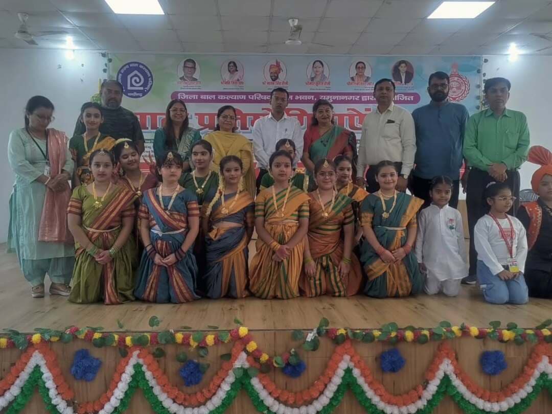पांचवीं कक्षा तक के छात्रों ने बाल भवन में मचाई धूम
नगराधीश यमुनानगर ने दीप प्रज्वलित करके किया प्रतियोगिताओं का शुभारंभ
यमुनानगर, 21 अक्तूबर- बाल भवन के प्रांगण में कक्षा ओहली से पांचवी के मध्य प्रतियोगिताओं का आयोजन हुआ। नगराधीश पीयूष गुप्ता ने दीप प्रज्वलित करके इस आयोजन का शुभारंभ किया। इस मौके पर मीनाक्षी अय्यर आजीवन सदस्य और सामाजिक कार्यकर्ता ने विशेष अतिथि के रूप में अपनी भूमिका निभाई और उन्होंने सभी प्रतिभागियों को हिस्सा लेने के लिए प्रमाण पत्र देने का आग्रह किया और इस कार्य को वह स्पॉन्सरशिप करेंगी।
प्रतियोगिता में क्ले मॉडलिंग, कार्ड मेकिंग, हस्तलेखन हिंदी, हैंडराइटिंग इंग्लिश, सोलो डांस, ग्रुप डांस, बेस्ट ड्रामेबाज, फैंसी ड्रेस की प्रतियोगिताएं करवाई गई। इन प्रतियोगिता में लगभग 300 बच्चों ने हिस्सा लिया और उनके साथ लगभग 70 अध्यापक उनके अभिभावक मौजूद रहे। कार्ड मेकिंग की प्रतियोगिता में प्रथम स्थान पर न्यू हैप्पी सीनियर सेकेंडरी स्कूल लक्ष्मी गार्डन यमुनानगर के शिवांश बक्शी, दूसरा स्थान सरस्वती विद्या मंदिर जगाधरी के सृष्टि, तीसरे स्थान पर विनायक और सांत्वना पुरस्कार डीएवी पब्लिक स्कूल अवनी को दिया गया। क्ले मॉडलिंग की प्रतियोगिता में प्रथम स्थान सरस्वती सीनियर सेकेंडरी स्कूल सरस्वती शुगर मिल से अक्षरा, द्वितीय स्थान अनन्या, तृतीय स्थान न्यू हैप्पी सीनियर सेकेंडरी स्कूल से दिव्यांशी और सांत्वना पुरस्कार संत निश्चल सिंह पब्लिक स्कूल के सहजरूप सिंह को गया।
हस्त लेखन हिंदी में प्रथम स्थान सरस्वती सीनियर सेकेंडरी स्कूल यमुनानगर के तृप्ति पांडे और अंशिका तथा तृतीय स्थान स्वामी विवेकानंद पब्लिक स्कूल के अरसी और सांत्वना पुरस्कार मुकंद लाल पब्लिक स्कूल मॉडल टाउन के आरवी धीमान को गया। हैंडराइटिंग इंग्लिश में प्रथम स्थान संत निशचल सिंह पब्लिक स्कूल के अन्यया ओबरॉय द्वितीय स्थान डी ए वी पब्लिक स्कूल के सिद्धार्थ तृतीय स्थान संत निश्चल सिंह पब्लिक स्कूल के आध्या भाटिया और सांत्वना पुरस्कार सरस्वती सीनियर सेकेंडरी पब्लिक स्कूल शुगर मिल कॉलोनी के अंश कुमार को गया।
सोलो डांस स्वराज पब्लिक स्कूल रादौर के हेजल को प्रथम स्थान सीक्रेट हार्ट कॉन्वेंट सीनियर सेकेंडरी स्कूल जगाधरी के अमोहा को द्वितीय स्थान और सरस्वती विद्या मंदिर सीनियर सेकेंडरी स्कूल बुढिय़ा चौक जगाधरी के काव्य को तृतीय स्थान और सांत्वना पुरस्कार एस डी पब्लिक स्कूल मॉडल टाउन की तनिका और भगवान परशुराम पब्लिक स्कूल जगाधरी के शिवा को गए। फैंसी ड्रेस की प्रतियोगिता में प्रथम स्थान अवनी मुकंद पब्लिक स्कूल मॉड
