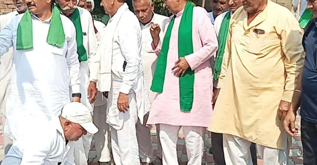 नहीं होंने देगें बिजली महकमें पर प्राईवेट कंपनियों का कब्जा: रतनमान
भाकियू ने बिजली निजीकरण के विरोध में गांव दादुपुर में किया किसान मजदूर महापंचायत का आयोजन, जमकर जताया विरोध
सरकारी नोटिफिकेशन की प्रतियों की जलाई होली
करनाल, 21 अक्तूबर(): भारतीय किसान यूनियन(भाकियू) के प्रदेश अध्यक्ष रतनमान ने भाजपा सरकार को निशाने नर लेते हुए कहा कि अगर बिजली क्षेत्र को निजी हाथों को सौपने वाले फैसले को तुरंत वापिस लेने की घोषणा नही की गई तो भाजपा को इसका खामयाजा भूगतने के लिए तैयार हो जाना चाहिए। उन्होंने कहा कि सरकार के इस फैसले को लेकर जनता में भारी रोष पनप रहा है। बुद्ववार को दादुपुर रोडान स्थित मराठा भवन में आयोजित की गई किसान मजदूर महापंचायत में बिजली के निजीकरण किए जाने के विरोध में भाजपा सरकार मुर्दाबाद के नारे लगा कर अपनी आवाज को बुलंद्व किया। इस मौके पर प्रदेश सरकार की और से जारी किए गए नोटिफिकेशन की प्रतियों की होली भी जलाई गई। महापंचायत का संचालन प्रदेश संगठन सचिव शाम सिंह मान ने किया। भाकियू के वरिष्ठ किसान नेता प्रेमचंद शाहपुर व कोर कमेटी के चेयरमैन यशपाल राणा विशेष तौर पर मौजूद थे। गांव खेड़ीनरू, घौघड़ी पुर, कतलाहेडी, शाहपुर, औगंद व दादुपुर के किसानों ने महापंचायत में शिकत की। रतनमान ने कहा कि बिजली महकमा किसान मजदूरों के पैसों से खड़ा किया गया है। इसलिए इस महकमें पर प्राईवेट कंपनियों का किसी भी कीमत पर कब्जा नही होंने दिया जाएगा। मान ने सरकारी दावे को झुठलाते हुए कहा कि सरकार दावा कर रही है कि बिजली महकमें को निजी हाथों में देने से उपभोक्ताओं को बड़ा फायदा होगा। यह एकदम सरकार जनता में केवल भ्रम पैदा कर रही है। किसान नेता रतनमान ने अपने संबोधन में ऐलान करते हुए कहा कि बिजली वितरण का प्राईवेट कंपनी को लाईसेंस देने व स्मार्ट मीटर योजना को लागू करने सहित किसानों के खिलाफ एग्री डिस्काम का गठन किए जाने का जोरदार विरोध किया जाएगा। उन्होंने सभी तरह के बिजली उपभोक्ताओं से आंदोलन में शामिल होंने का आह्वान भी किया। इस अवसर पर भाकियू के पूर्व प्रधान राम सिंह दादुपुर,किसान नेता नफे सिंह तावडे, हिसम सिंह, मेहर सिंह, बाबूराम, शेर सिंह कश्यप, ईशम सिंह, सुरत सिंह सहित काफी संख्या में किसान मजदूर मौजूद थे।
भाकियू दादुपूर कमेटी का किया गठन
गांव दादुपुर में भाकियू कमेटी का किया गठन किया गया। कमेटी में कर्मबीर सिंह, बाबूराम पहलवान, सतपाल, मोहर सिंह, ज्ञानचंद, बालीराम, सुभाष, जसबीर सिंह, जयप्रकाश को शामिल किया गया है। कमेटी में शामिल हुए बाबूराम पहलवान व कर्मबीर सिंह गांव की ओर से