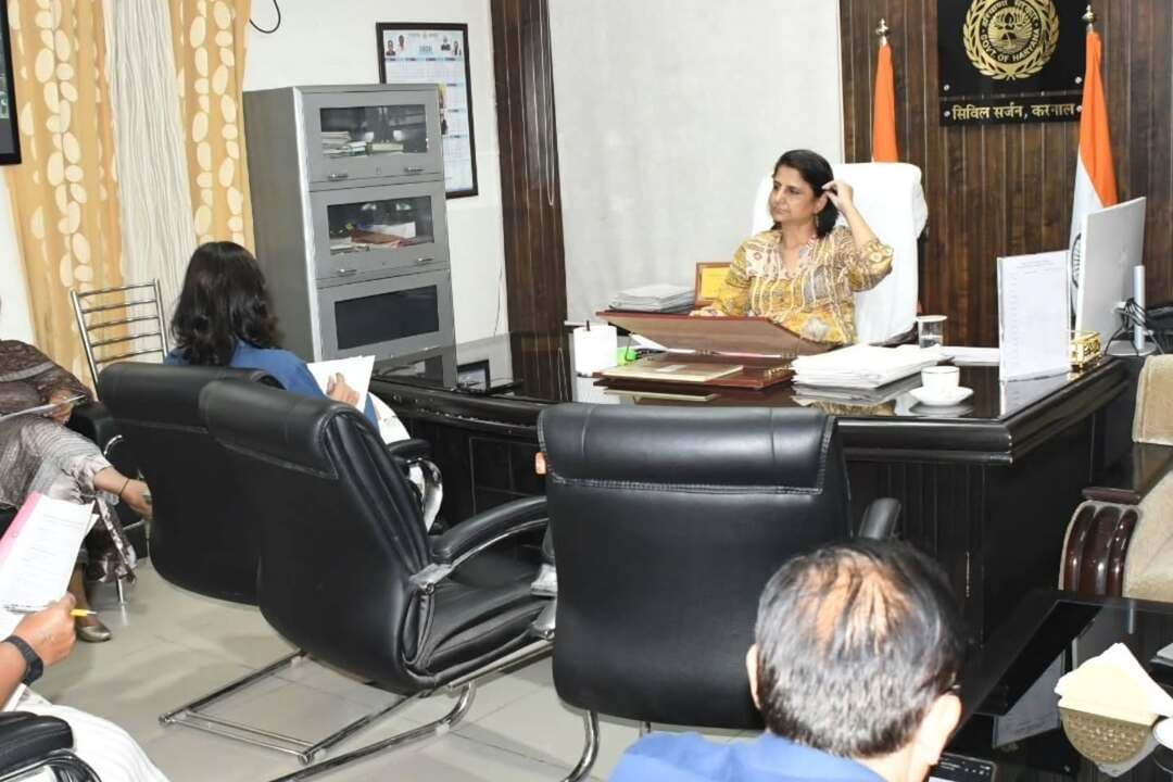 जिला सलाहकार समिति की बैठक
जिला में चार नए केन्द्रों का पीसी एण्ड पीएनडीटी एक्ट के अन्तर्गत नया रजिस्ट्रेशन तथा दो केंद्रों का नवीनीकरण करने का लिया गया निर्णय : सिविल सर्जन डा0 पूनम चौधरी
करनाल, 21 अक्तूबर। कन्या भूण हत्या को रोकने और बेटी बचाओ बेटी पढ़ाओ कार्यक्रम को बढ़ावा देने के उद्देश्य से सिविल सर्जन कार्यालय में बुधवार को प्रसव पूर्व लिंग निर्धारण तकनीक अधिनियम के तहत जिला एडवाइजरी कमेटी तथा जिला समुचित प्राधिकारी की बैठक का आयोजन किया गया। इसकी अध्यक्षता जिला समुचित प्राधिकारी (पीसी एंड पीएनडीटी) एवं सिविल सर्जन डा0 पूनम चौधरी ने की।
बैठक में सिविल सर्जन द्वारा कमेटी के सभी सदस्यों की उपस्थिति में जिला में स्थित पीसी एण्ड पीएनडीटी एक्ट के अन्तर्गत रजिस्टर्ड केन्द्रों से प्राप्त आवेदनों पर परामर्श किया गया। जिसके तहत जिला में चार नए केन्द्रों का पीसी एण्ड पीएनडीटी एक्ट के अन्तर्गत नया रजिस्ट्रेशन तथा दो केन्द्रों का नवीनीकरण करने का निर्णय लिया गया। इसके अतिरिक्त पीसी एण्ड पीएनडीटी एक्ट के अन्तर्गत मौजूद कई अन्य मुद्दों जैसे कि अल्ट्रासाउंड केंद्रों को दिए गए कारण बताओ नोटिस पर भी निर्णय लिया गया। इस अवसर पर जिला एडवाइजरी कमेटी के सदस्य डिप्टी सीएमओ एवं पीएनडीटी नोडल अधिकारी डा0 शीनू चौधरी, डीए डा0 पंकज सैनी, एआईपीआरओ रघुबीर सिंह, सीडीपीओ संतोष व डा0 अंजू उपस्थित रहे।