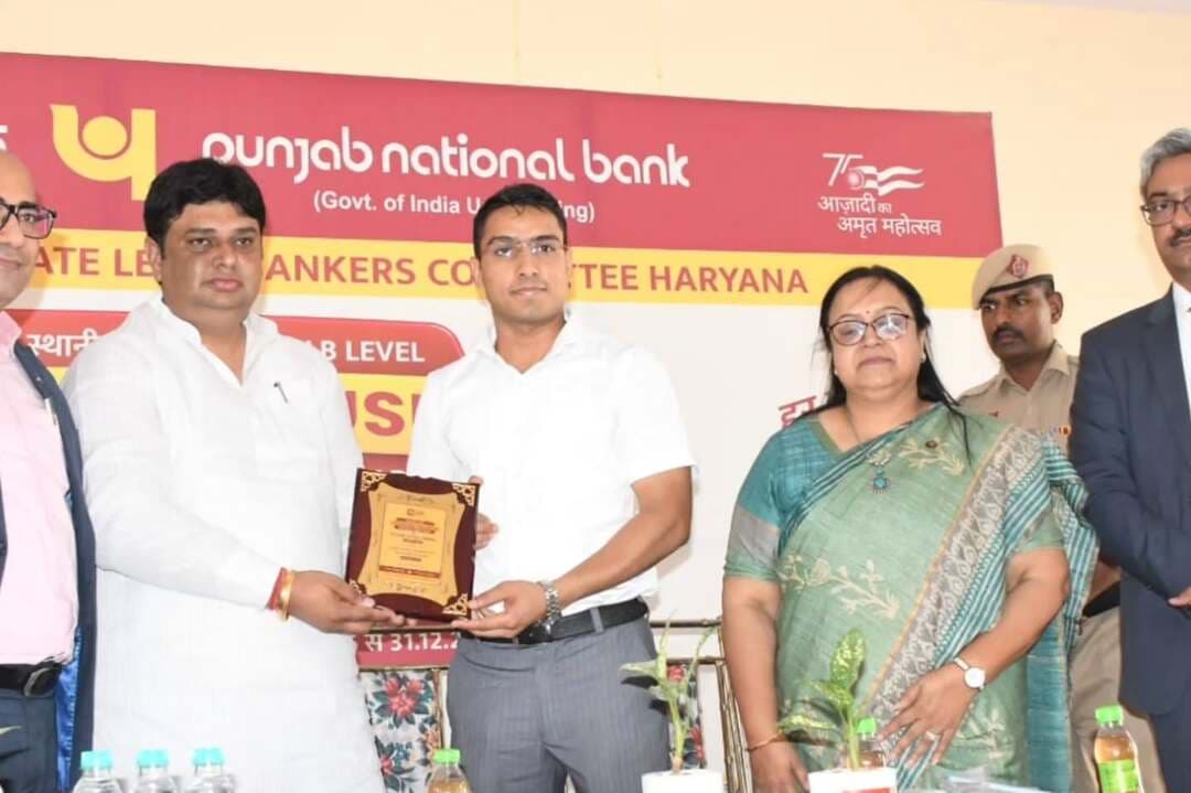 कुटेल में वित्तीय समावेशन संतृप्ति शिविर
बैंकिंग व सामाजिक सुरक्षा योजनाओं का लाभ उठाएं-डा. रईया
करनाल, 21 अक्तूबर। लोगों को बैंकिंग सेवाओं, वित्तीय साक्षरता, विभिन्न सरकारी सामाजिक सुरक्षा योजनाओं के प्रति जागरूक करने तथा पात्र लाभार्थियों को योजनाओं का लाभ पहुंचाने के उद्देश्य से आज घरौंडा हलका के गांव कुटेल में राज्य स्तरीय बैंकर्स समिति (एसएलबीसी) हरियाणा की ओर से वित्तीय समावेशन संतृप्ति शिविर का आयोजन किया गया। इसमें अतिरिक्त उपायुक्त डा. राहुल रईया ने बतौर मुख्य अतिथि भाग लिया।
शिविर का शुभारंभ दीप प्रज्वलन से किया गया। इस मौके पर विभिन्न सरकारी, सहकारी, ग्रामीण बैंक, आईडीबीआई, आईसीआईसीआई की ओर से स्टॉल लगाए गए। मुख्य अतिथि डा. राहुल रईया ने इस मौके पर कहा कि 21 अक्तूबर से 31 दिसंबर तक देश भर में सभी पंचायतों, शहरी स्थानीय निकायों में आयोजित किए जाएंगे। बैंक अधिकारी आज आपके घर द्वार पर आए हैं। उन्होंने ग्रामीणों से सामाजिक सुरक्षा योजनाओं और बैंकिंग सेवाओं का लाभ उठाने की अपील की। बैंक अधिकारियों से कहा कि शिविरों की सफलता का आकलन इस बात से किया जाएगा कि कितने लोगों को बैंकिंग सेक्टर से जोड़ा, कितनों को योजनाओं का लाभ देकर उनकी आर्थिक स्थिति को मजबूत किया और कितनों को साइबर फ्रॉड से बचाया और कितनों को बीमा सुविधा का लाभ प्रदान किया गया। सामाजिक योजनाओं का लाभ प्राप्त करने के लिए लोगों को किसी प्रकार की परेशानी नहीं आनी चाहिए। उन्होंने ग्रामीणों से बैंक खातों में नामांकन जरूर दर्ज कराने की अपील की।
भारतीय रिजर्व बैंक के महाप्रबंधक पंकज सेतिया ने ग्रामीणों से कहा कि वे प्रधानमंत्री जीवन ज्योति बीमा योजना (पीएमजेजेबीवाई), प्रधानमंत्री सुरक्षा बीमा योजना (पीएमएसबीवाई), अटल पेंशन योजना आदि का लाभ उठाएं। पीएमजेजेबीवाई योजना में 436 रुपये और पीएमएसबीवाई में 20 रुपये के सालाना प्रीमियम पर 2-2 लाख का बीमा कवर लाभ उठा सकते हैं।
उन्होंने पता, मोबाइल नंबर आदि बदलने पर खाताधारकों को री-केवाईसी कराने, दस साल या उससे अधिक समय तक बैंक खाते में कोई लेन-देन न होने पर लावारिस राशि (अनक्लेम्ड डिपॉजिट) के लिए आरबीआई की उद्गम वेबसाइट पर नाम, मोबाइल नंबर, पता आदि विवरण दर्ज कर जमा राशि व खाते के बारे में पता कर सकते हैं। उन्होंने लोगों से कहा कि अपना बैंक खाता किसी अन्य व्यक्ति को इस्तेमाल के लिए न दें। किसी के साथ ओटीपी साझा न करें और न ही अनजान लिंक पर क्लिक करें। फ्रॉड होने की स्थिति में तुरंत 1930 अथवा 112 नंबर पर फोन करें। इसके अलावा बैंकिंग सेवाओं संबंधी अन्य किसी