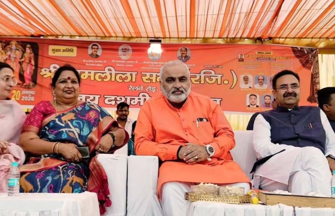 भगवान श्रीराम के आदर्शों अपनाकर समाज में बढ़ाएं सद्भाव : महापौर
दशहरा ग्राउंड में श्री रामलीला सभा के 123वें विजय दशमी महोत्सव में शामिल हुईं महापौर, सुख-शांति व समृद्धि की कामना
विधानसभा अध्यक्ष हरविंद्र कल्याण और विधायक जगमोहन आनंद ने भी दी विजय दशमी की शुभकामनाएं
करनाल। महापौर रेणु बाला गुप्ता ने कहा कि विजय दशमी का पावन पर्व हमें सत्य, धर्म, मर्यादा और सदाचार के मार्ग पर चलने की प्रेरणा देता है। भगवान श्रीराम का जीवन आदर्शों, कर्तव्यनिष्ठा और मर्यादा का प्रतीक है। उनके आदर्शों को अपने जीवन में अपनाकर हम समाज में प्रेम, सद्भाव और सकारात्मकता को बढ़ावा दे सकते हैं। उन्होंने यह बात सेक्टर-4 स्थित दशहरा ग्राउंड में श्री रामलीला सभा की ओर से आयोजित 123वें विजय दशमी महोत्सव में सहभागिता के दौरान कही।
महापौर ने भगवान श्रीराम के चरणों में नमन करते हुए सभी करनालवासियों के सुख, शांति, समृद्धि और खुशहाली की मंगलकामना की। उन्होंने कहा कि विजय दशमी केवल धार्मिक आस्था का पर्व नहीं, बल्कि बुराई पर अच्छाई और असत्य पर सत्य की विजय का संदेश भी देता है। यह पर्व हमें आत्ममंथन करने और अपने जीवन में सद्गुणों को अपनाने की प्रेरणा देता है। भगवान श्रीराम के आदर्शों पर चलते हुए प्रत्येक व्यक्ति को समाज में आपसी भाईचारे, सद्भाव और सकारात्मक सोच को मजबूत करने में अपना योगदान देना चाहिए।
उन्होंने कहा कि ऐसे धार्मिक एवं सांस्कृतिक आयोजन हमारी समृद्ध परंपराओं को जीवंत बनाए रखने के साथ नई पीढ़ी को भारतीय संस्कृति, नैतिक मूल्यों और मर्यादा पुरुषोत्तम भगवान श्रीराम के जीवन से परिचित कराने का महत्वपूर्ण माध्यम हैं। सामूहिक रूप से मनाए जाने वाले पर्व समाज के विभिन्न वर्गों को जोड़ने और आपसी मेलजोल बढ़ाने में भी अहम भूमिका निभाते हैं।
कार्यक्रम में हरियाणा विधानसभा अध्यक्ष हरविंद्र कल्याण ने विजय दशमी की शुभकामनाएं देते हुए कहा कि भगवान श्रीराम का जीवन सत्य, धर्म, त्याग और मर्यादा का अनुपम उदाहरण है। विजय दशमी हमें अन्याय और बुराइयों के विरुद्ध खड़े होने तथा सदैव सत्य के मार्ग पर चलने का संदेश देती है। उन्होंने सभी से भगवान श्रीराम के आदर्शों को आत्मसात करने का आह्वान किया।
विधायक जगमोहन आनंद ने भी उपस्थित श्रद्धालुओं को विजय दशमी की शुभकामनाएं दीं। उन्होंने कहा कि विजय दशमी का पर्व भारतीय संस्कृति और सनातन परंपरा का महत्वपूर्ण प्रतीक है। भगवान श्रीराम के आदर्शों से प्रेरणा लेकर समाज में प्रेम, भाईचारे और सद्भाव की भावना को मजबूत करना चाहिए। इस अवसर पर पूर्व चेयरपर्सन मेघा भंडारी, पार्षद सं