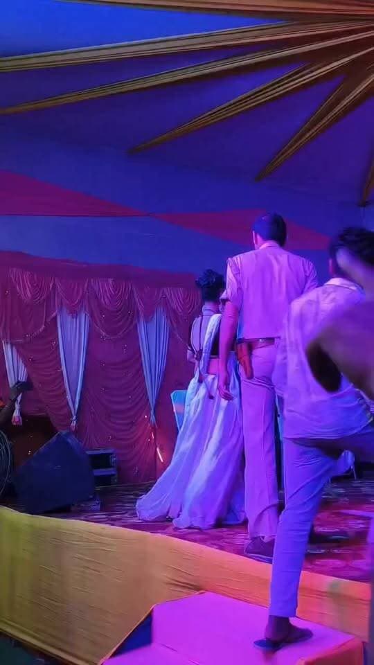 बेगूसराय के पान गाछी में देवी जागरण कार्यक्रम में डांस के दौरान पुलिस पदाधिकारी मंच पर पहुंच महिला डांसर पर उठाया हाथ, ग्रामीणों ने विरोध किया तो पुलिस पदाधिकारी ने हथियार निकाल कर गाली गलौज का धमकाने लगे, अब पूरे हो हंगामा का वीडियो वायरल हो रहा है। एसपी मनीष ने सदर डीएसपी प्रशांत कुमार के नेतृत्व में जांच के लिए टीम बनाई है
