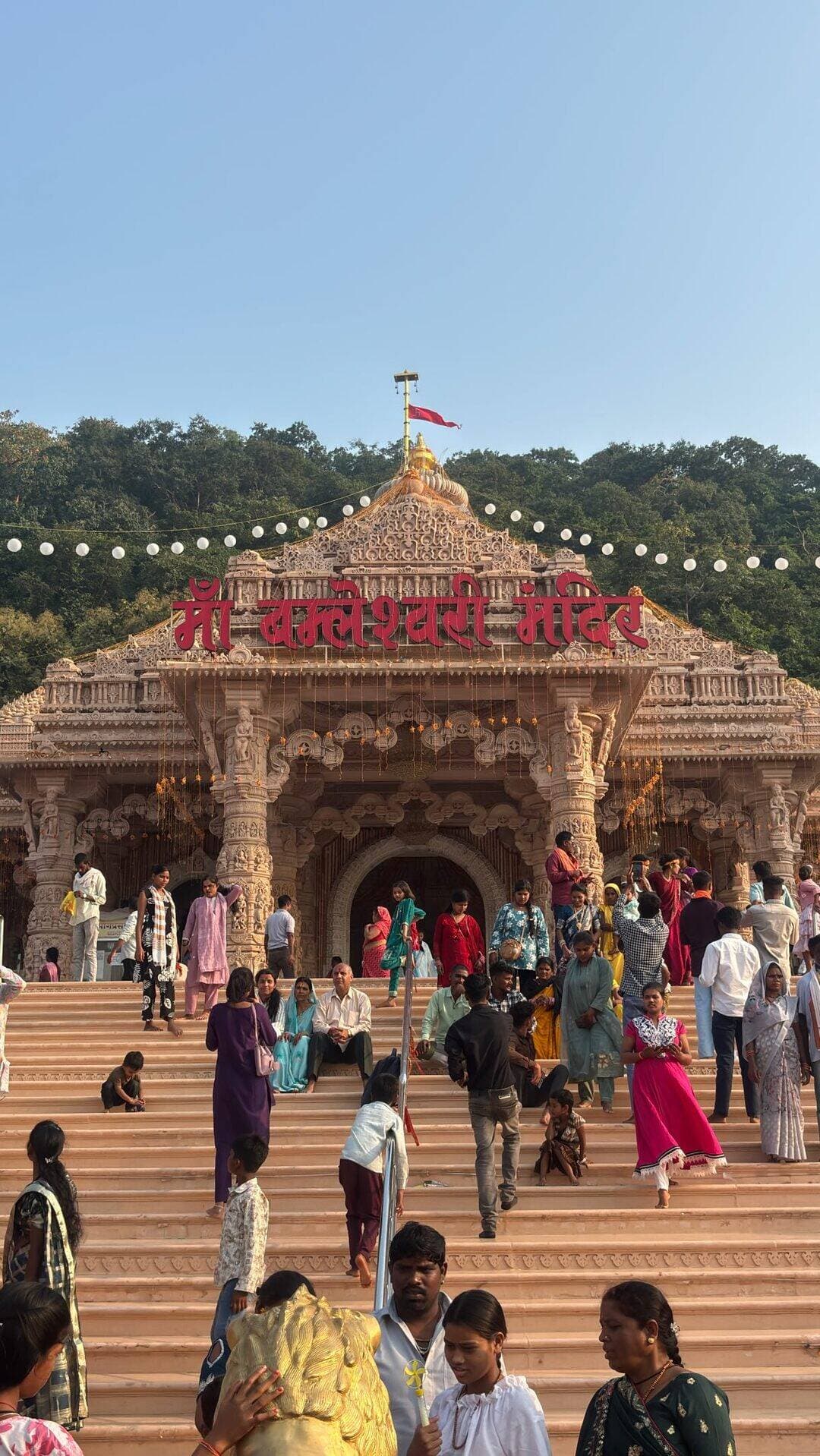 छत्तीसगढ़ के डोंगरगढ़ में माता बम्लेश्वरी जी का दिव्य मंदिर का दर्शन! #chhattisgarhi #dongargarh #bamleshwari #mata #darshan