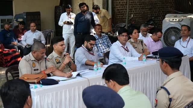 विधान परिषद द्विवार्षिक निर्वाचन-2026 के दृष्टिगत जिलाधिकारी एवं वरिष्ठ पुलिस अधीक्षक झाँसी ने पुलिस बल एवं प्रशासनिक अधिकारियों/कर्मचारियों को ब्रीफ किया गया