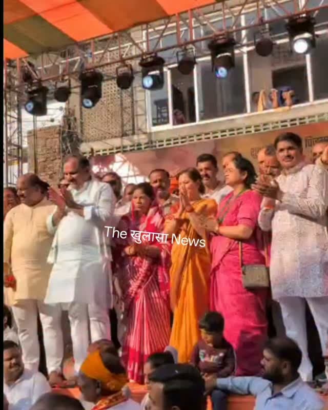 झांसी में भाजपा सदर विधायक रवि शर्मा ने पुष्प वर्षा कर नम आंखों से दी मां दुर्गा को विदाई, जयकारों से गूंजा माहौल, Ravi Sharma