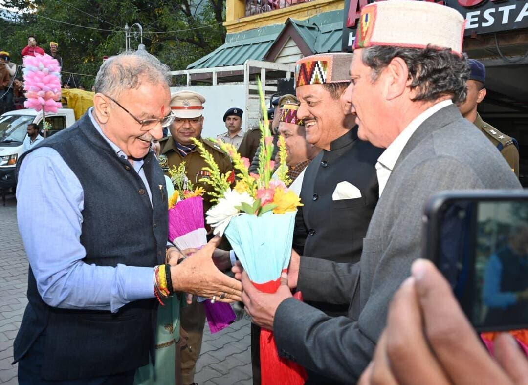 राज्य पाल ने कुल्लू दशहरा उत्सव का उद्घाटन किया
कहा कि भगवान श्री राम का जीवन समाज को सच्चाई, कर्तव्य, न्याय और नेकी बनाए रखने के लिए प्रेरित करता है
लोगों से ‘राष्ट्र पहले’ को बनाए रखने और राष्ट्रीय एकता और सामाजिक सद्भाव को मजबूत करने की अपील की
लोगों से प्रधानमंत्री मोदी के विकसित भारत@2047 के विज़न में योगदान देने की अपील की
कहा कि कुल्लू दशहरा हिमाचल की देव संस्कृति, आस्था और सामाजिक सद्भाव का जीता-जागता उदाहरण है
युवाओं से ड्रग्स छोड़ने, इनोवेशन अपनाने और भारतीय संस्कृति से जुड़े रहने की अपील की
Kullu Times
राज्य पाल कविंदर गुप्ता ने आज कुल्लू के ऐतिहासिक ढालपुर ग्राउंड में एक हफ्ते तक चलने वाले अंतराष्ट्रीय कुल्लू दशहरा उत्सव का औपचारिक उद्घाटन किया, जो राज्य के सबसे मशहूर सांस्कृतिक और धार्मिक समारोहों में से एक की शुरुआत है। त्योहार की शुरुआत भगवान रघुनाथ जी की पारंपरिक रथ यात्रा से हुई, जिसमें कुल्लू घाटी के अलग-अलग हिस्सों से 347 से ज़्यादा लोकल देवी-देवताओं ने इस ऐतिहासिक सभा में हिस्सा लिया। लेडी गवर्नर बिंदु गुप्ता भी इस मौके पर मौजूद थीं।
इस शुभ मौके पर लोगों को बधाई देते हुए, गवर्नर ने कहा कि कुल्लू दशहरा सिर्फ़ एक धार्मिक त्योहार नहीं है, बल्कि हिमाचल प्रदेश की समृद्ध देव संस्कृति, लोक परंपराओं, सामूहिक आस्था और सामाजिक सद्भाव का जीता-जागता उदाहरण है।
गवर्नर ने कहा कि देव और लोक संस्कृति का अनोखा मेल कुल्लू दशहरा को खास बनाता है और इसे देश के कल्चरल मैप पर एक खास जगह देता है। उन्होंने इस बात पर ज़ोर दिया कि परंपराएं सिर्फ़ अतीत की विरासत नहीं हैं, बल्कि आज और भविष्य के लिए ताकत और गाइडेंस का ज़रिया हैं। उन्होंने कहा कि इन परंपराओं को बचाकर रखना और उन्हें नई पीढ़ी तक पहुंचाना सबकी ज़िम्मेदारी है।
विजयदशमी के संदेश का ज़िक्र करते हुए, श्री गुप्ता ने कहा कि भगवान श्री राम का जीवन समाज को सच्चाई, फ़र्ज़, त्याग, न्याय और नेकी के रास्ते पर चलने की प्रेरणा देता है। उन्होंने लोगों से नशा, हिंसा, भ्रष्टाचार और समाज में फूट डालने वाली ताकतों जैसी सामाजिक बुराइयों के खिलाफ एकजुट रहने की अपील की।
नागरिकों से ‘राष्ट्र प्रथम’ की भावना बनाए रखने की अपील करते हुए, राज्यपाल ने कहा कि राष्ट्रीय एकता, अखंडता और सामाजिक सद्भाव हर नागरिक की सामूहिक जिम्मेदारी है। उन्होंने मतभेदों से ऊपर उठने और राष्ट्रीय हित को बाकी सभी बातों से ऊपर रखने की ज़रूरत पर ज़ोर देते हुए कहा, “हमारी एकता हमारी सबसे बड़ी ताकत है।”
राज्यपाल ने कहा कि प्रधानमंत्री नरेंद्र मोदी के नेतृत्व में, भारत 2047 तक एक विकसित देश बनने के लक्ष्य की ओर बढ़ रहा है। उन्होंने कहा कि विकसित भारत@2047 का विज़न एक ऐसे भारत की मांग करता है जो आर्थिक रूप से समृद्ध, तकनीकी रूप से उन्नत, सामाजिक रूप से सामंजस्यपूर्ण और अपनी समृद्ध सांस्कृतिक विरासत में गहराई से जुड़ा हो। उन्होंने सभी से इस राष्ट्रीय संकल्प को पूरा करने में सक्रिय रूप से योगदान देने का आग्रह किया।
पर्यावरण संरक्षण के महत्व पर ज़ोर देते हुए, क़विंदर गुप्ता ने कहा कि हिमाचल प्रदेश के पहाड़, जंगल, नदियाँ और बायोडायवर्सिटी अमूल्य प्राकृतिक संपत्ति हैं। उन्होंने कहा कि राज्य की देव परंपराओं में प्रकृति और साथ रहने के लिए गहरा सम्मान भी शामिल है, और इसलिए विकास को पर्यावरण संरक्षण के साथ-साथ चलना चाहिए।
राज्यपाल ने कहा कि इंटरनेशनल कुल्लू दशहरा फेस्टिवल हिमाचल प्रदेश की सांस्कृतिक विरासत को दुनिया भर में बढ़ावा देने के लिए एक महत्वपूर्ण मंच के रूप में उभरा है। इसने पर्यटन, स्थानीय हस्तशिल्प, पारंपरिक उत्पादों, रोजगार और उद्यमिता के अवसर भी दिए, खासकर स्थानीय समुदायों और युवाओं के लिए। उन्होंने यह सुनिश्चित करने के लिए कहा कि त्योहार के आर्थिक लाभ स्थानीय लोगों तक पहुँचें, साथ ही इसके पारंपरिक चरित्र और प्रामाणिकता को बनाए रखा जाए।
कविंदर गुप्ता ने युवाओं से ड्रग्स से दूर रहने, नए कौशल सीखने, टेक्नोलॉजी और इनोवेशन को अपनाने, पर्यावरण की रक्षा करने और अपनी सांस्कृतिक जड़ों से जुड़े रहने का भी आग्रह किया।
उन्होंने उम्मीद जताई कि इंटरनेशनल कुल्लू दशहरा फेस्टिवल आस्था, सांस्कृतिक गौरव, सामाजिक सद्भाव और राष्ट्रीय एकता की भावना को मजबूत करता रहेगा, साथ ही भारत और दुनिया भर के आगंतुकों को हिमाचल प्रदेश की समृद्ध विरासत दिखाएगा।
राज्यपाल ने भगवान रघुनाथ जी से हिमाचल प्रदेश और देश के लोगों की शांति, समृद्धि और भलाई के लिए प्रार्थना की। बाद में, गवर्नर ने अलग-अलग सरकारी डिपार्टमेंट, बोर्ड, कॉर्पोरेशन और दूसरे नॉन-गवर्नमेंट ऑर्गनाइज़ेशन की लगाई गई एग्ज़िबिशन का उद्घाटन किया। उन्होंने स्टॉल भी देखे और एग्ज़िबिट की तारीफ़ की।
इससे पहले, कुल्लू पहुंचने पर गवर्नर का शानदार स्वागत किया गया।
इस मौके पर सुप्रीम कोर्ट के पूर्व जज जस्टिस संजय करोल, पूर्व सांसद और हिमाचल कांग्रेस इंचार्ज रजनी पाटिल,विधायक और स्टेट कांग्रेस प्रेसिडेंट विनय कुमार, विधायक सुंदर सिंह ठाकुर, भुवनेश्वर गौड़, लोकिंदर कुमार और सुरिंदर शौरी, डिप्टी कमिश्नर अमित कुमार शर्मा, सुपरिटेंडेंट ऑफ़ पुलिस अभिषेक एस. और दूसरे जाने-माने लोग भी मौजूद थे।