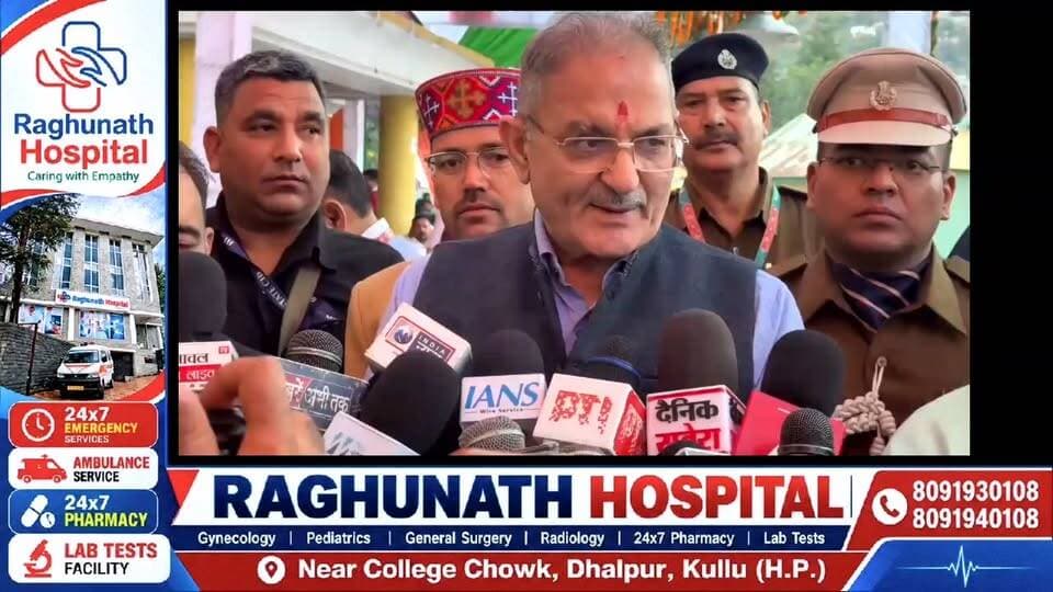 भगवान रघुनाथ की भव्य रथयात्रा से शुरू हुआ 7 दिवसीय अंतरराष्ट्रीय दशहरा उत्सव
राज्यपाल कविंद्र गुप्ता ने भी की शिरकत
Kullu Times
वही राज्यपाल कविंद्र गुप्ता ने बताया कि दशहरा उत्सव देवी देवताओं से जुड़ी हुई प्राचीन परंपरा है और भगवान रघुनाथ की रथ यात्रा में भाग लेने के लिए हजारों लोग इसमें शामिल होते हैं। ऐसे में इस साल उन्होंने भी भगवान रघुनाथ की रथ यात्रा देखी है। इस भव्य यात्रा को देखकर ऐसा लगता है कि देवी देवता स्वर्ग से सीधे धरती पर उतर आए हो और इस नजारे को देखने के लिए देश ही नहीं बल्कि विदेश से भी लोग ढालपुर पहुंचे हैं।