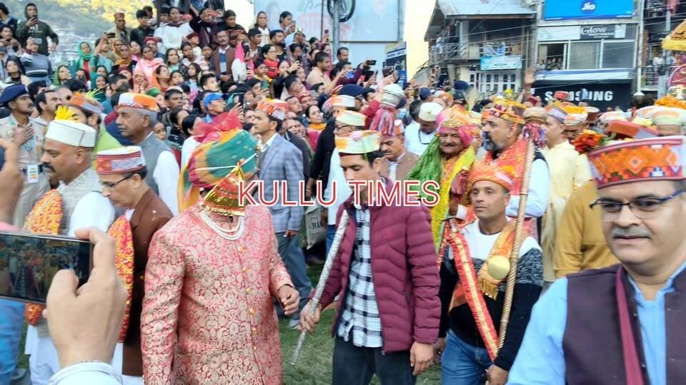 सियापति राम चंद्र की जय, भगवान रघुनाथ के आगमन से शुरू हुआ अंतराष्ट्रीय दशहरा उत्सव। Kullu Times
