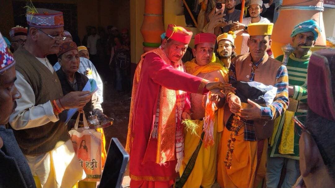 भगवान रघुनाथ जी के स्थाई शिविर में देव परंपरा का निर्वहन करते छड़ीबदार महेश्वर सिंह जी