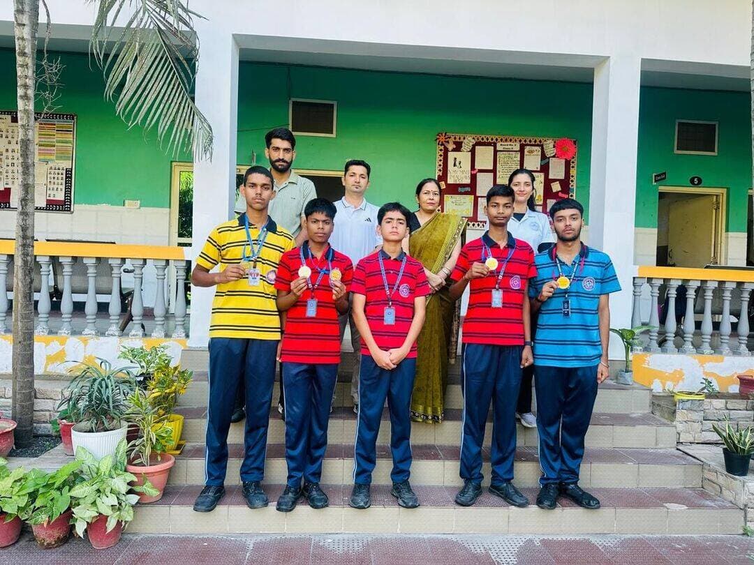 जिला ओपन एथलेटिक्स में द रोज ऑर्किड वर्ल्ड स्कूल का दबदबा
चार खिलाड़ियों ने जीते पांच पदक, तीन का राष्ट्रीय प्रतियोगिता के लिए चयन
न्यूज़ देशआदेश
पांवटा साहिब। द रोज ऑर्किड वर्ल्ड स्कूल के खिलाड़ियों ने जिला स्तरीय ओपन एथलेटिक्स टूर्नामेंट में शानदार प्रदर्शन करते हुए विद्यालय और क्षेत्र का नाम रोशन किया। प्रतियोगिता में विद्यालय के चार खिलाड़ियों ने दो स्वर्ण और तीन रजत सहित कुल पांच पदक अपने नाम किए। वहीं, तीन खिलाड़ियों का चयन राष्ट्रीय स्तर की एथलेटिक्स प्रतियोगिता के लिए हुआ है।
विद्यालय की प्रधानाचार्या ममता सैनी ने बताया कि 20 अक्टूबर 2026 को आयोजित जिला स्तरीय प्रतियोगिता में जिले भर के खिलाड़ियों ने भाग लिया।
इसमें विद्यालय के खिलाड़ियों ने अपनी प्रतिभा, मेहनत और खेल कौशल का शानदार प्रदर्शन किया।
अंडर-14 आयु वर्ग में अंकित कुमार ने लंबी कूद में स्वर्ण पदक और 60 मीटर दौड़ में रजत पदक हासिल किया। वहीं, अंडर-16 वर्ग में आयुष्मान गाबा ने 60 मीटर दौड़ में स्वर्ण पदक जीता। उत्कर्ष कुमार ने 600 मीटर दौड़ और पीयूष मंडल ने लंबी कूद में रजत पदक हासिल किया।
प्रधानाचार्या ने बताया कि आयुष्मान गाबा, पीयूष मंडल और उत्कर्ष कुमार का चयन 14 और 15 नवंबर 2026 को हैदराबाद में आयोजित होने वाली राष्ट्रीय एथलेटिक्स प्रतियोगिता के लिए हुआ है। ये खिलाड़ी राष्ट्रीय स्तर पर विद्यालय और हिमाचल प्रदेश का प्रतिनिधित्व करेंगे।
खिलाड़ियों की इस उपलब्धि पर विद्यालय के निदेशक ललित शर्मा, निदेशक अकादमिक अंजू अरोड़ा, प्रधानाचार्या ममता सैनी और समस्त शिक्षकगण ने विजेता खिलाड़ियों को बधाई दी और उनके उज्ज्वल भविष्य की कामना की।
विद्यालय प्रबंधन ने खिलाड़ियों की सफलता में योगदान देने वाले एथलेटिक्स कोच अविनाश चौधरी, शारीरिक शिक्षक ज्ञान सिंह तोमर, गौरव चौहान और नीलम धीमान के प्रयासों की भी सराहना की।
प्रधानाचार्या ममता सैनी ने कहा कि खेल विद्यार्थियों के सर्वांगीण विकास का अभिन्न अंग हैं। खेलों से शारीरिक क्षमता के साथ अनुशासन, आत्मविश्वास, नेतृत्व क्षमता और टीम भावना का विकास होता है। विद्यालय विद्यार्थियों को खेलों में आगे बढ़ने के लिए निरंतर प्रोत्साहित करता रहेगा।