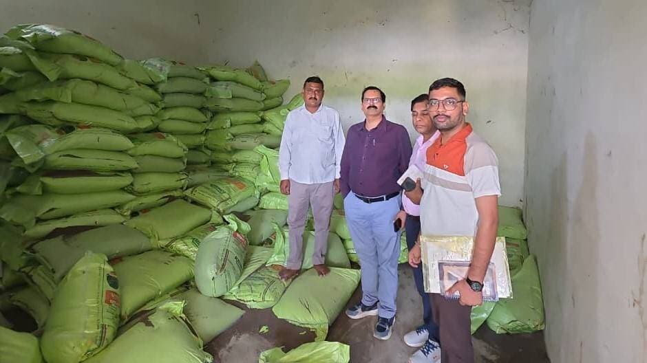खाद की कालाबाजारी रोकने के लिए कृषि विभाग का सघन निरीक्षण : जालोर। रबी सीजन में खाद की कालाबाजारी, जमाखोरी और टैगिंग रोकने के लिए कृषि विभाग ने जिलेभर में विक्रेताओं के प्रतिष्ठानों का निरीक्षण किया। अधिकारियों ने पॉस मशीन में दर्ज स्टॉक का भौतिक स्टॉक से मिलान कर राज एग्री क्यू.सी. एप से ऑनलाइन जांच की। निरीक्षण में खाद की बिक्री, बिल, स्टॉक रजिस्टर, दर सूची और निर्धारित मूल्य से अधिक वसूली की जांच की गई। मामूली कमियां मिलने पर विक्रेताओं को सुधार के निर्देश दिए, नियमों का उल्लंघन करने पर लाइसेंस निलंबित या निरस्त करने की चेतावनी दी। इस दौरान कृषि विभाग ने किसानों से कालाबाजारी, अधिक कीमत वसूली और टैगिंग की शिकायत नजदीकी कृषि अधिकारी को देने की अपील की।