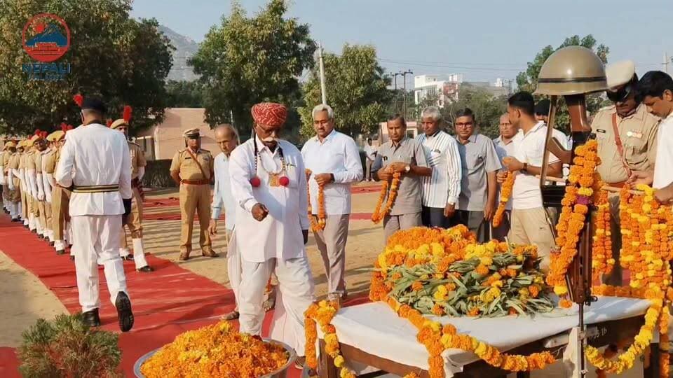 जालोर पुलिस लाइन में बुधवार को पुलिस स्मृति दिवस के अवसर पर परेड का आयोजन किया गया। इस दौरान पुलिस अधिकारियों, कर्मचारियों और सेवानिवृत्त पुलिसकर्मियों ने शहीद जवानों को पुष्प चक्र व पुष्प अर्पित कर श्रद्धांजलि दी। इस दौरान शहीदों को सेवानिवृत्त कर्मचारियों ने सलामी दी। कार्यक्रम के बाद पुलिस अधीक्षक सहित अधिकारियों, कर्मचारियों और सेवानिवृत्त पुलिसकर्मियों ने पुलिस लाइन परिसर में पौधा रोपण भी किया।