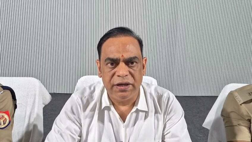 MLC स्नातक चुनाव को लेकर पुख्ता इंतजाम किये प्रशासन ने,
23 अक्टूबर को MLC स्नातक चुनाव होगा,
33 मतदेय स्थलों पर 470 पुलिसकर्मियों की तैनाती होगी,
डीएम, एसपी ने पुलिस लाइन में ब्रीफिंग किया गया।