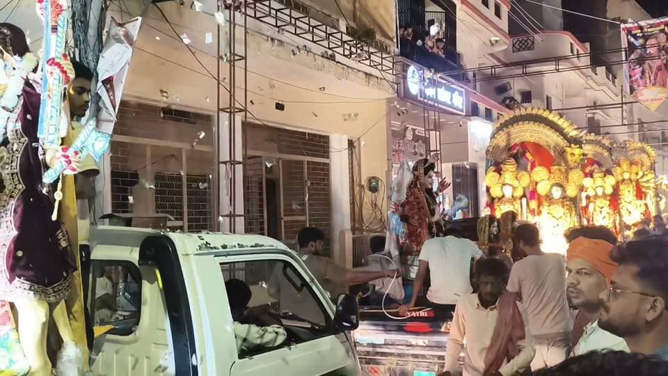 आजमगढ़ में शुरू हुआ प्रतिमा विसर्जन का क्रम, धूमधाम से निकली विसर्जन यात्रा