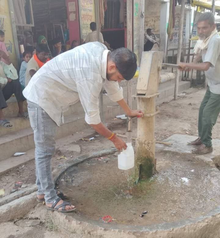 ग्राम सोईकलां में सभी पेयजल स्रोतों की जल गुणवत्ता का परीक्षण
मानक अनुरूप पाये गये जल के नमूने
-----
कलेक्टर सुश्री शीला दहिमा के निर्देशानुसार लोक स्वास्थ्य यांत्रिकी विभाग द्वारा ग्राम सोईकलां के सभी पेयजल स्त्रोतों से नमूने लेकर जिला जल परीक्षण प्रयोगशाला में जांच कराई गई है।
कार्यपालन यंत्री पीएचई श्री अफजल अमानुल्ला ने बताया कि कलेक्टर सुश्री शीला दाहिमा द्वारा ग्राम सोईकलां में गत 13 अक्टूबर को आयोजित जनसुनवाई के दौरान ग्रामीणों द्वारा विभिन्न कारणों से कैंसर जैसी बीमारियों के लक्षण बढने के संबंध में अवगत कराये जाने पर अन्य उपायों के साथ ही गांव के सभी पेयजल स्त्रोतों का परीक्षण कराने के निर्देश भी दिये गये थे।
इस क्रम में ग्राम सोईकलां के सभी पेयजल स्रोतों के नमूने लेकर जिला जल परीक्षण प्रयोगशाला में जांच कराई गई। परीक्षण में सभी नमूने भारतीय मानक ब्यूरो (बीआईएस) के मानक आईएस 10500 के निर्धारित स्वीकार्य स्तरों के अनुरूप पाए गए।
उन्होंने बताया कि जल गुणवत्ता की नियमित निगरानी के लिए ग्राम में उपलब्ध फील्ड जल गुणवत्ता परीक्षण किट से समय-समय पर जांच करने हेतु आंगनबाड़ी कार्यकर्ताओं को निर्देशित किया गया है। विभाग द्वारा सभी पेयजल स्रोतों पर क्लोरीनेशन भी कराया जा रहा है। उन्होंने ग्रामीणों से अपील की है कि वे पेयजल स्रोतों के आसपास स्वच्छता बनाए रखें।
-
CM Madhya Pradesh
Jansampark Madhya Pradesh
#JansamparkMP
#sheopur