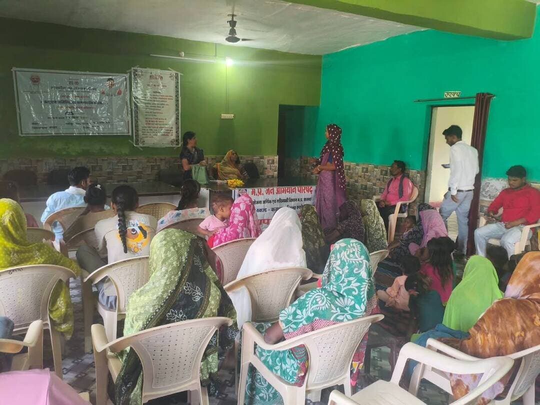 प्रस्फुटन समिति सदस्यों का प्रशिक्षण आयोजित
----
मध्य प्रदेश जन अभियान परिषद के कराहल विकास खंड के सेक्टर गिरधरपुर के ग्राम ढेंगदा में नवांकुर संस्था मानव फाउंडेशन द्वारा प्रस्फुटन समिति सदस्यों का प्रशिक्षण आयोजित किया गया।
ग्राम पंचायत ढेंगदा की सरपंच श्रीमती राबूदी आदिवासी के मुख्य आतिथ्य में आयोजित प्रशिक्षण कार्यक्रम के दौरान ब्लॉक समन्वयक श्रीमती नीतू गौतम ने बताया कि ग्रामीण विकास और सामाजिक सहभागिता को मजबूत करने के लिए प्रस्फुटन समितियों के सदस्यों और पदाधिकारियों का क्षमतावर्धन एवं प्रशिक्षण शिविर आयोजित किया गया है।
परामर्शदाता श्री गोवर्धन मेहरा ने प्रशिक्षण के दौरान शासन की विभिन्न जनकल्याणकारी योजनाओं का जमीनी स्तर पर बेहतर क्रियान्वयन करने, जैविक खेती, पर्यावरण संरक्षण, वृक्षारोपण, जल-गंगा संवर्धन, नशा मुक्ति आदि के संबंध में अवगत कराया गया। साथ ही समितियों के दस्तावेजों के रिकार्ड को संधारित करने के बारे में जानकारी दी गई। प्रशिक्षण में कलारना, बगवाज, हनुमानखेड़ा, रामपुराडाग प्रस्फुटन समिति सदस्य एवं नवांकुर सखियाँ उपस्थित रहे।
-
CM Madhya Pradesh
Jansampark Madhya Pradesh
#JansamparkMP
#sheopur