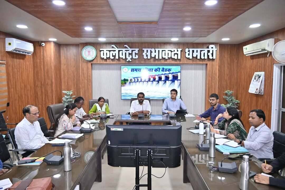 कलेक्टर श्री अबिनाश मिश्रा ने समय-सीमा की बैठक में सीएम हेल्पलाइन के प्रकरणों सहित विभिन्न विभागीय योजनाओं एवं शासकीय कार्यों की प्रगति की समीक्षा की। उन्होंने अधिकारियों को स्पष्ट निर्देश दिए कि आम नागरिकों की समस्याओं के निराकरण को सर्वोच्च प्राथमिकता देते हुए सभी प्रकरणों का निर्धारित समय-सीमा में गुणवत्तापूर्ण निराकरण सुनिश्चित करें। विशेष रूप से प्रधानमंत्री आवास योजना एवं राजस्व विभाग से संबंधित लंबित प्रकरणों को गंभीरता से लेते हुए त्वरित कार्रवाई करने के निर्देश दिए।
#dhamtari #chhattosgarh
CMO ChhattisgarhDPR Chhattisgarh
