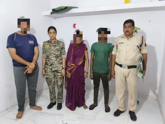 मुरैना के ग्राम रिठौरा में चंबल नदी की ओर जाने वाले अवैध रास्तों को पुलिस और वन विभाग की संयुक्त टीम ने जेसीबी से गहरे गड्ढे खुदवाकर बंद कराया। सरायछोला थाना पुलिस की इस कार्रवाई का उद्देश्य अवैध रेत उत्खनन और परिवहन पर रोक लगाना है। अभियान में पुलिस एवं वन विभाग के 18 अधिकारी-कर्मचारी शामिल रहे।