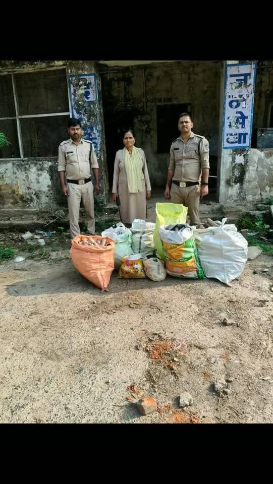 मुरैना पुलिस की अवैध पटाखों पर कार्रवाई, ₹2.45 लाख का माल जब्त। जौरा और कैलारस में दो प्रकरण दर्ज कर दो आरोपियों के खिलाफ वैधानिक कार्रवाई की गई। पुलिस ने अवैध पटाखों के भंडारण और बिक्री पर रोक लगाने के लिए अभियान चलाया।