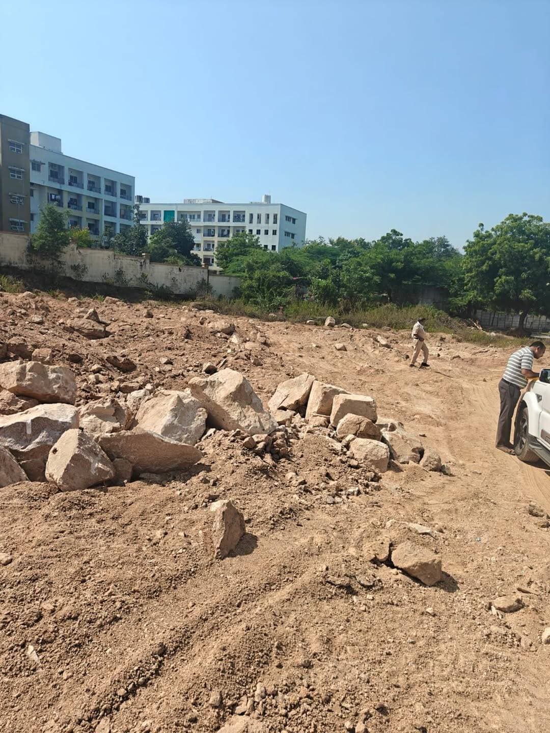 जिला जनसम्पर्क कार्यालय दतिया (म.प्र.)
मध्यप्रदेश शासन
समाचार
अवैध मुरम-बोल्डर उत्खनन पर कार्यवाही,12 लाख रुपये का अर्थदंड प्रस्तावित
कलेक्टर के निर्देश पर राजस्व एवं खनिज विभाग की संयुक्त कार्यवाही
दतिया 21 अक्टूबर 2026/ जिले में कलेक्टर श्री स्वप्निल वानखड़े की अध्यक्षता में संपन्न खनिज विभाग की जिला स्तरीय टास्कफोर्स की बैठक में दिये गये निर्देशों के पालन में अवैध उत्खनन परिवहन भण्डारण पर सत्त कार्यवाही जारी है। इसी कम में आज बुधवार को तहसील दतिया के ग्राम दतियागिर्द में अवैध मुरम बोल्डर उत्खनन की शिकायत प्राप्त होने पर राजस्व तहसीलदार एवं खनिज विभाग के दल द्वारा संयुक्त रूप से मौके पर उपस्थित होकर ग्राम दतियागिर्द के निजी भूमि सर्वे क्रमांक 1774/2/2 रकवा 0.32 है0 एवं सर्वे नंबर 1774/2/1/1/1 रकवा 1. 7448 है0 क्षेत्र का स्थल निरीक्षण किया गया।
मौके पर उक्त क्षेत्र पर खनिज मुरम एवं वोल्डर का उत्खनन होना पाया गया है। उक्त भूमि निजी भूमि होकर राजस्व रिकार्ड में दर्ज है जो कि भूमि स्वामी श्रीमती माया बलवानी पत्नी श्री चैलाराम बलवानी, श्री प्रशान्त बलवानी पुत्र श्री चैलाराम वलबानी निवासी मानसरोवर कालोनी दतिया के द्वारा अपनी निजी स्वामित्व की भूमि में अवैध मुरम एवं बोल्डर का उत्खनन बिना किसी वैधानिक अनुमति के किया जाना पाया गया है, जिसमें 800 घ.मी.बोल्डर मुरम का अवैध उत्खनन का प्रकरण दर्ज किया जाकर 12 लाख रुपए का अर्थदण्ड प्रस्तावित कर कलेक्टर न्यायालय दतिया में प्रस्तुत किया गया है।
कलेक्टर श्री वानखड़े ने स्पष्ट किया है कि खनिजों के अवैध उत्खनन परिवहन भण्डारण में संलिप्त लोगों के खिलाफ कठोर दंडात्मक कार्यवाही की जाएगी। कलेक्टर ने कहा कि जिले में खनिज माफियाओं को किसी भी स्थिति में बख्शा नहीं जाएगा। प्रशासन द्वारा लगातार निगरानी रखी जा रही है कि, जहां भी खनिजों के अवैध उत्खनन परिवहन भण्डारण गतिविधियां पाई जाएंगी, तत्काल संयुक्त रूप से कार्यवाही की जाएगी।