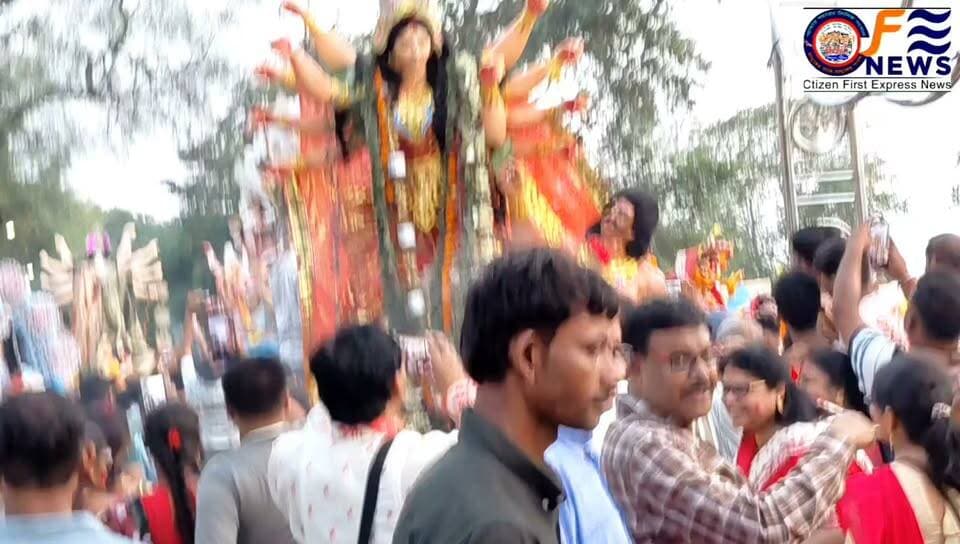 দেখুন কি অপরূপ দৃশ্য, শান্তিপুরে মা দুর্গা ভক্তদের কাঁধে চেপে নিচে উঠলেন,,,