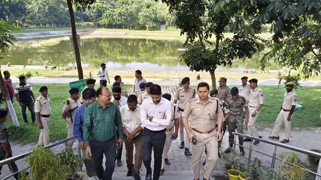 जिलाधिकारी, किशनगंज एवं पुलिस अधीक्षक, किशनगंज के द्वारा ठाकुरगंज थानान्तर्गत महानंदा नदी एवं भातडाला पोखर, ठाकुरगंज स्थित दुर्गा पूजा प्रतिमा विसर्जन स्थलों का संयुक्त निरीक्षण किया गया।
इस दौरान प्रतिमा विसर्जन हेतु की गई तैयारियों, सुरक्षा व्यवस्था एवं विधि-व्यवस्था संधारण का जायजा लिया गया।
साथ ही, प्रतिमा विसर्जन को शांतिपूर्ण, सुरक्षित एवं सौहार्दपूर्ण वातावरण में संपन्न कराने हेतु संबंधित पदाधिकारियों को आवश्यक दिशा-निर्देश दिए गए।
