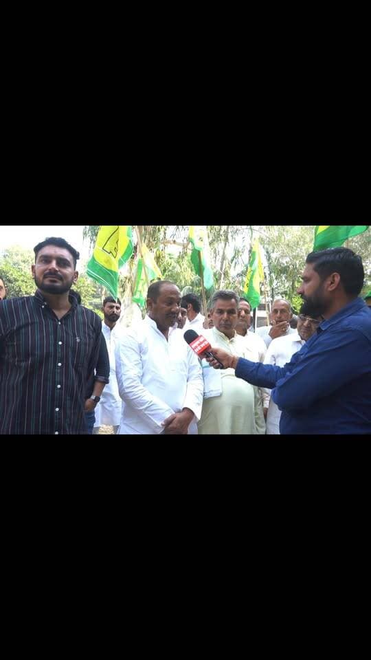 भिवानी में JJP ने SIR के विरोध और गेहूं MSP को लेकर किसानों के मुद्दे पर DC को सौंपा ज्ञापन।
#JJP #Bhiwani #HaryanaNews #SIR #KisanNews GehuMSP RajkumarPatoudiNews