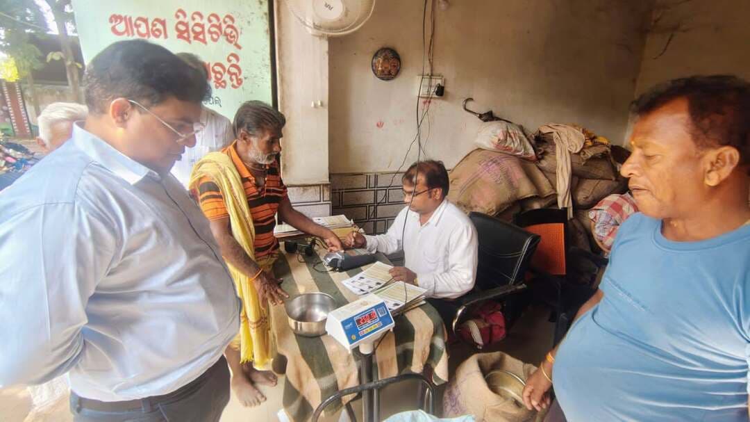 ବୌଦ୍ଧ ଜିଲ୍ଲାପାଳଙ୍କ ବିଭିନ୍ନ ପଞ୍ଚାୟତ ପରିଦର୍ଶନ, ଖାଉଟି ସାମଗ୍ରୀ ବଣ୍ଟନ ବ୍ୟବସ୍ଥାର ସମୀକ୍ଷା
ବୌଦ୍ଧ ଜିଲ୍ଲାପାଳ ବିଭୁତି ଭୂଷଣ ନାୟକ ଆଜି ବୌଦ୍ଧ ବ୍ଲକର ବିଭିନ୍ନ ପଞ୍ଚାୟତ ପରିଦର୍ଶନ କରି ଖାଉଟି ସାମଗ୍ରୀ ବଣ୍ଟନ ବ୍ୟବସ୍ଥାର ସମୀକ୍ଷା କରିଛନ୍ତି। ଏହି ଅବସରରେ ସେ ମୁର୍ଶୁଣ୍ଢୀ, ତେଲିବନ୍ଧ, ପଦ୍ମନପୁର ଆଦି ପଞ୍ଚାୟତ ଗସ୍ତ କରି ଖାଉଟିମାନଙ୍କୁ ସରକାରଙ୍କ ପକ୍ଷରୁ ଯୋଗାଇ ଦିଆଯାଉଥିବା ରାସନ ସାମଗ୍ରୀର ବଣ୍ଟନ ପ୍ରକ୍ରିୟା ଅନୁଧ୍ୟାନ କରିଥିଲେ।ପରିଦର୍ଶନ ସମୟରେ ଜିଲ୍ଲାପାଳ ଖାଉଟିମାନଙ୍କ ସହ ସିଧାସଳଖ ଆଲୋଚନା କରି ସେମାନେ ଠିକ୍ ସମୟରେ ଏବଂ ନିର୍ଦ୍ଧାରିତ ପରିମାଣରେ ଖାଉଟି ସାମଗ୍ରୀ ପାଉଛନ୍ତି କି ନାହିଁ, ସେ ସମ୍ପର୍କରେ ପଚାରି ବୁଝିଥିଲେ। ଏଥିସହିତ ଖାଉଟି ସାମଗ୍ରୀ ବଣ୍ଟନରେ ସ୍ୱଚ୍ଛତା ଓ ସମାନତା ବଜାୟ ରଖିବା ସହ ଯୋଗ୍ୟ ହିତାଧିକାରୀଙ୍କୁ ଠିକ୍ ସମୟରେ ସାମଗ୍ରୀ ଯୋଗାଇଦେବା ଉପରେ ଗୁରୁତ୍ୱାରୋପ କରିଥିଲେ।ଗୋଦାମରେ ଗଚ୍ଛିତ ଥିବା ସମସ୍ତ ଖାଉଟି ସାମଗ୍ରୀ ଆଗାମୀ ଦୁଇଦିନ ମଧ୍ୟରେ ହିତାଧିକାରୀ ମାନଙ୍କୁ ବଣ୍ଟନ କରିବା ପାଇଁ ଜିଲ୍ଲାପାଳ ସମ୍ପୃକ୍ତ ଅଧିକାରୀମାନଙ୍କୁ ନିର୍ଦ୍ଦେଶ ଦେଇଥିଲେ। ଖାଉଟି ସାମଗ୍ରୀ ବଣ୍ଟନରେ ଯେପରି କୌଣସି ଅବହେଳା ନହୁଏ ଏବଂ ହିତାଧିକାରୀମାନେ ସେମାନଙ୍କ ନ୍ୟାଯ୍ୟ ପ୍ରାପ୍ୟରୁ ବଞ୍ଚିତ ନହୁଅନ୍ତି, ସେଥିପ୍ରତି ସତର୍କ ରହିବାକୁ ସେ ପରାମର୍ଶ ଦେଇଥିଲେ।ଏହି ପରିଦର୍ଶନ ସମୟରେ ବୌଦ୍ଧ ବିଡିଓ ଯୁଗଳ କିଶୋର ବିଶ୍ୱାଳ, ଜିଲ୍ଲା ଯୋଗାଣ ଅଧିକାରୀ ଶ୍ରୀନାଥ ହାଁସଦାଙ୍କ ସମେତ ବିଭାଗର ଅନ୍ୟାନ୍ୟ ଅଧିକାରୀ ଉପସ୍ଥିତ ଥିଲେ। ଜିଲ୍ଲା ପ୍ରଶାସନ ପକ୍ଷରୁ ସମସ୍ତ ଖାଉଟି ହିତାଧିକାରୀଙ୍କୁ ନିଜର ନିର୍ଦ୍ଧାରିତ ଖାଉଟି ସାମଗ୍ରୀ ଠିକ୍ ସମୟରେ ଓ ସଠିକ୍ ପରିମାଣରେ ସଂଗ୍ରହ କରିବା ସହ ବଣ୍ଟନ ବ୍ୟବସ୍ଥାରେ କୌଣସି ଅନିୟମିତତା ପରିଲକ୍ଷିତ ହେଲେ ତାହା ସମ୍ପୃକ୍ତ ବିଭାଗୀୟ ଅଧିକାରୀଙ୍କ ଦୃଷ୍ଟିକୁ ଆଣିବାକୁ ଅନୁରୋଧ କରାଯାଇଛି। ଏକ ସ୍ୱଚ୍ଛ, ସୁସଂଗଠିତ ଓ ଜନହିତକର ଖାଉଟି ଯୋଗାଣ ବ୍ୟବସ୍ଥା ସୁନିଶ୍ଚିତ କରିବାରେ ଜନସାଧାରଣ ପ୍ରଶାସନକୁ ସହଯୋଗ କରିବା ପାଇଁ ଜିଲ୍ଲାପାଳ ଆହ୍ୱାନ କରିଛନ୍ତି।
#Boudh #BoudhNews #OdishaNews #DistrictAdministration #PDS #PublicDistribution #BoudhCollector #Odisha