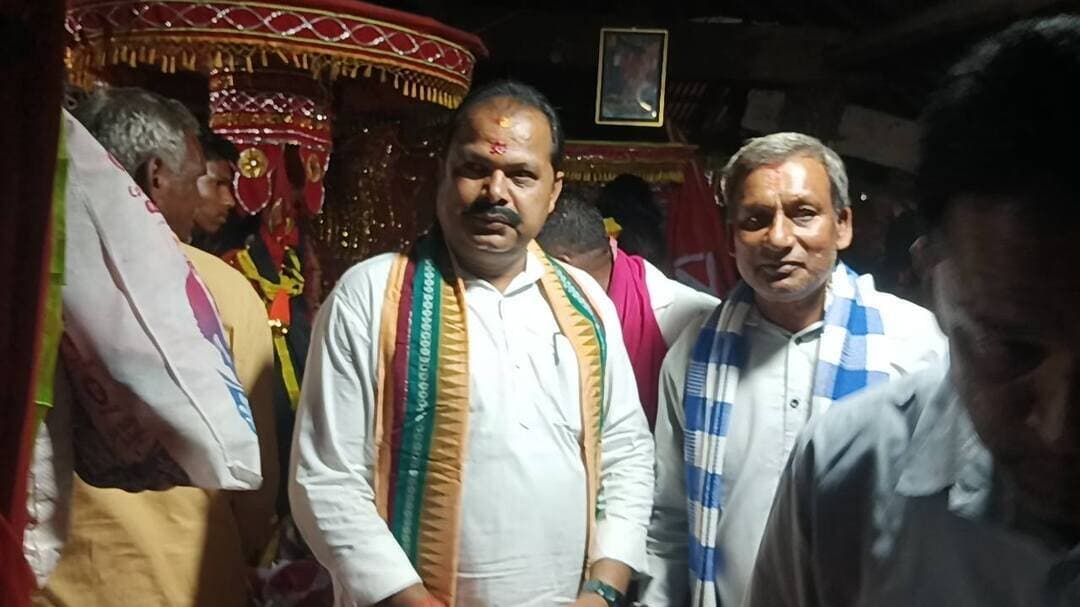ମା' ସିଂହାସିନୀ ମାହେଶ୍ୱରୀଙ୍କ ବାର୍ଷିକ ଉତ୍ସବ ଅନୁଷ୍ଠିତ
ବୌଦ୍ଧ ସଦର ବ୍ଲକ ଟିକରପଡା ପଞ୍ଚାୟତସ୍ଥ ବରପଦର ପ୍ରସିଦ୍ଧ ଶକ୍ତିପୀଠ ମା' ସିଂହାସିନୀ ମାହେଶ୍ୱରୀଙ୍କ ବାର୍ଷିକ ଉତ୍ସବ ମହାସମାରୋହରେ ଅନୁଷ୍ଠିତ ହୋଇଯାଇଛି।
ଏହି ଅବସରରେ ମା'ଙ୍କ ଦର୍ଶନ ଓ ପୂଜାର୍ଚ୍ଚନା ପାଇଁ ସ୍ଥାନୀୟ ଅଞ୍ଚଳ ସମେତ ଦୂରଦୂରାନ୍ତରୁ ହଜାର ହଜାର ଭକ୍ତଙ୍କ ସମାଗମ ହୋଇଥିଲା। ଶ୍ରଦ୍ଧାଳୁଙ୍କ ଭକ୍ତିପୂତ ପରିବେଶରେ ସମଗ୍ର ଅଞ୍ଚଳ ମୁଖରିତ ହୋଇଉଠିଛି।
#Boudh #BoudhNews #MaaMahaswari #Barapadara #Tikarapada #OdishaCulture #Devotional #FestivalsOfOdisha #JayMaaMahaswari