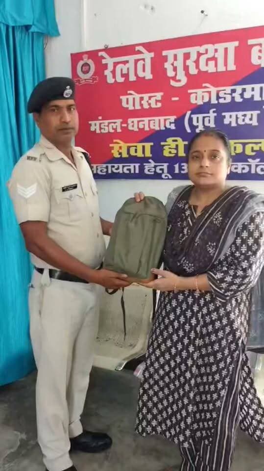 ऑपरेशन अमानत: कोडरमा आरपीएफ ने यात्री का 50 हजार का टैब सुरक्षित लौटाया
कोडरमा। रेलवे सुरक्षा बल ने ऑपरेशन अमानत के तहत ईमानदारी और तत्परता का परिचय देते हुए यात्री का छूटा बैग सुरक्षित वापस कराया। बुधवार, 21 अक्टूबर को ट्रेन संख्या 22303 से हावड़ा से धनबाद जा रहे अभय टंडन जल्दबाजी में उतरने के दौरान कोच सी-11 की बर्थ संख्या 15 पर अपना बैग भूल गए। बैग में करीब 50 हजार रुपये मूल्य का एप्पल टैब था। रेल मदद पर शिकायत मिलने के बाद ड्यूटी पर तैनात प्रधान आरक्षी अशोक कुमार पासवान ने कोडरमा स्टेशन पर बैग बरामद किया। बाद में यात्री की बुआ पूजा सलूजा को आवश्यक आवेदन के आधार पर सामान सुरक्षित सौंप दिया गया।