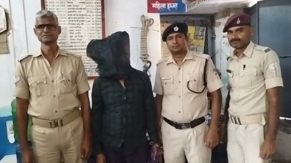 कोडरमा स्टेशन पर महिला यात्री का मोबाइल छीनकर भाग रहा आरोपी गिरफ्तार
कोडरमा। कोडरमा रेलवे स्टेशन पर रांची-पटना जनशताब्दी एक्सप्रेस में महिला यात्री का मोबाइल छीनने और सोने की बाली झपटने का प्रयास करने वाले आरोपी को जीआरपी ने गिरफ्तार कर लिया। घटना 19 अक्टूबर की शाम 7:06 बजे की है। ट्रेन संख्या 12366 के प्लेटफॉर्म नंबर-4 से खुलते ही आरोपी ने महिला यात्री लालती देवी का मोबाइल छीन लिया। बाली छीनने के प्रयास में सहयात्रियों ने उसे पकड़ लिया। यात्रियों ने एसीपी कर ट्रेन रुकवाई। गिरफ्तार आरोपी सुरेश कुमार दिल्ली का निवासी है। जीआरपी कोडरमा में मामला दर्ज कर उसे न्यायिक हिरासत में भेज दिया गया है।