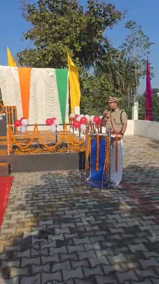 चंदवारा पुलिस लाइन में मनाया गया पुलिस स्मृति दिवस, शहीद जवानों को दी गई श्रद्धांजलि
पुलिस लाइन, चंदवारा मे पुलिस स्मृति दिवस श्रद्धा, सम्मान और गरिमा के साथ मनाया गया। कार्यक्रम की शुरुआत बुधवार सुबह 7:50 बजे पुलिस बैंड की धुन के बीच हुई। पुलिस अधीक्षक ने शहीद स्मारक पर पुष्पचक्र अर्पित कर वीर जवानों को श्रद्धांजलि दी। इसके बाद उपस्थित पुलिस अधिकारियों और जवानों ने दो मिनट का मौन रखकर शहीदों को नमन किया।
इस अवसर पर एसपी ने कहा कि 21 अक्टूबर 1959 को लद्दाख के हॉट स्प्रिंग्स क्षेत्र में चीनी सेना के हमले में सीआरपीएफ के 10 जवान शहीद हुए थे। उन्हीं की स्मृति में प्रत्येक वर्ष पुलिस स्मृति दिवस मनाया जाता है। उन्होंने कर्तव्य निभाते हुए शहीद हुए 154 जवानों को नमन किया। कार्यक्रम में शहीद पुलिसकर्मियों के परिजनों को सम्मानित किया गया। मौके पर कई पुलिस पदाधिकारी, थाना प्रभारी और जवान मौजूद रहे।