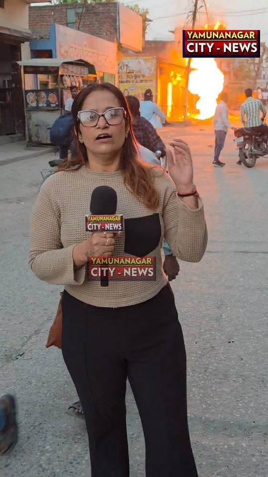 यमुनानगर के चिट्टा मंदिर चौक पर #गैस पाइपलाइन में लगी आग, मौके पर पहुंची पुलिस और फायर ब्रिगेड की गाड़ी!
