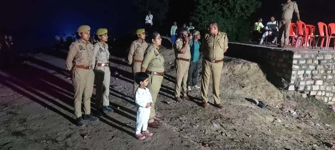 क्षेत्राधिकारी कार्यालय/यातायात ने थाना राजापुर स्थित विसर्जन स्थल का किया निरीक्षण
आज दुर्गा देवी प्रतिमा विसर्जन के दृष्टिगत सुरक्षा व्यवस्था सुदृढ़ बनाये रखने हेतु पुलिस अधीक्षक चित्रकूट अरुण कुमार सिंह के निर्देशन में क्षेत्राधिकारी कार्यालय/यातायात करिश्मा गुप्ता द्वारा दुर्गा देवी प्रतिमा विसर्जन स्थल गंगी तालाब राजापुर का निरीक्षण किया गया।
निरीक्षण के दौरान विसर्जन घाटों पर बैरिकेडिंग, प्रकाश व्यवस्था, गोताखोर/नाव की उपलब्धता एवं पुलिस बल की तैनाती का जायजा लेकर संबंधित को आवश्यक दिशा-निर्देश दिए गए। महोदया द्वारा शांतिपूर्ण एवं सुरक्षित विसर्जन सम्पन्न कराने हेतु सतर्क दृष्टि बनाए रखने के निर्देश दिए गए।