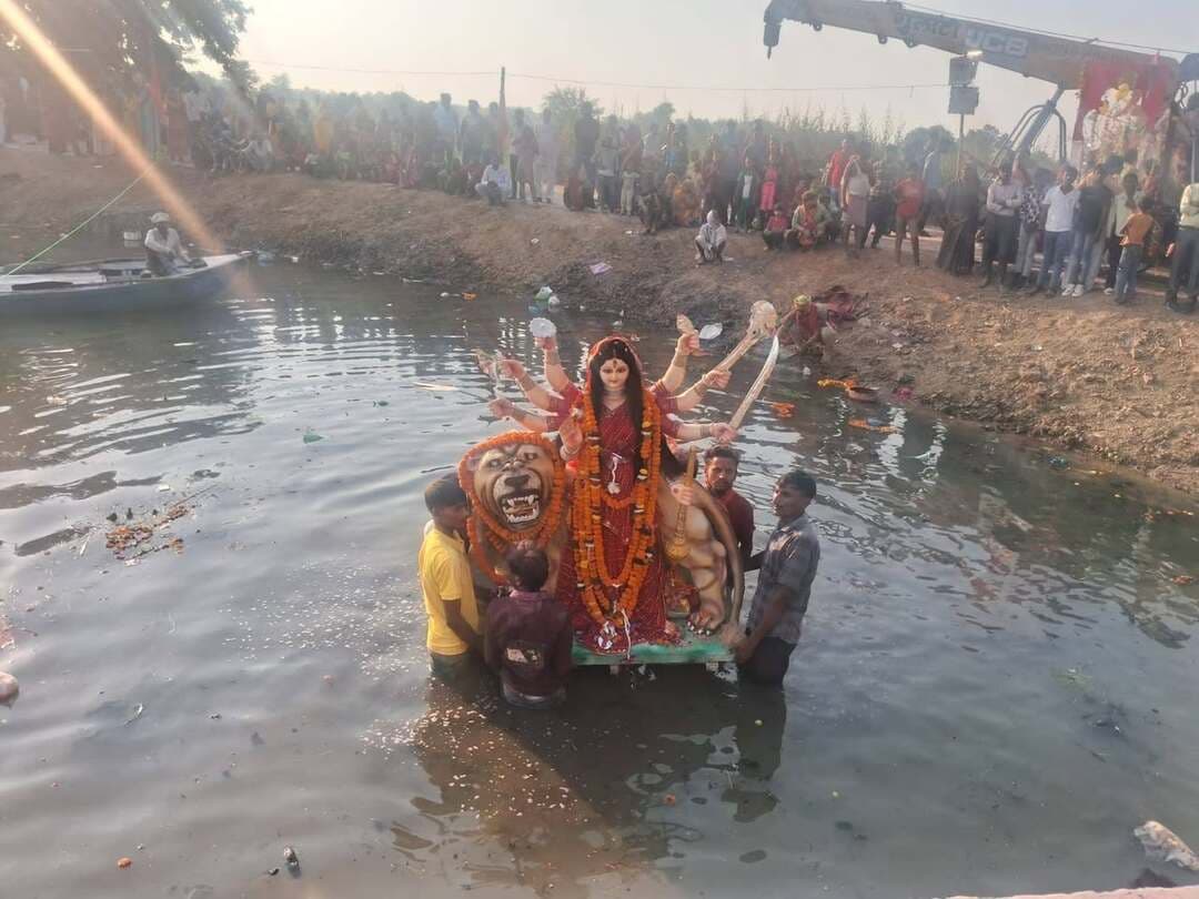 राजापुर में जयकारों के बीच मां दुर्गा को दी गई विदाई, 132 प्रतिमाओं का विसर्जन