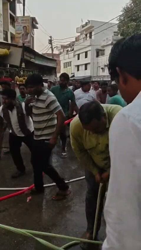 उत्सव गारमेंट्स में लगी भीषण आग, जेसीबी से खुलवाया शटर
फायर ब्रिगेड के नहीं पहुंचने पर स्थानीय लोगों ने संभाला मोर्चा, समरसेबल से आग बुझाने का किया प्रयास
हीरागंज। महेशगंज थाना क्षेत्र के हीरागंज बाजार में बुधवार शाम उत्सव गारमेंट्स नामक कपड़े की दुकान में अचानक आग लगने से अफरातफरी मच गई। दुकान की ऊपरी मंजिल से शुरू हुई आग देखते ही देखते पूरे प्रतिष्ठान में फैलने लगी। आग की लपटें उठती देख दुकानदार बाहर निकल आए। घटना की सूचना फायर ब्रिगेड को दी गई, लेकिन उसके मौके पर नहीं पहुंचने से स्थानीय लोगों ने खुद ही आग बुझाने का प्रयास शुरू कर दिया।
आग पर काबू पाने के लिए स्थानीय लोगों ने जेसीबी मंगवाई और उसकी मदद से दुकान के शटर का ताला तुड़वाया। शटर खुलते ही दुकान के अंदर से आग की लपटें तेजी से उठने लगीं। इसके बाद भाजपा नेता अभय प्रताप सिंह पप्पन और व्यापार मंडल अध्यक्ष विनोद यादव ने आसपास के दुकानदारों के समरसेबल से पानी की व्यवस्था कर आग बुझाने का प्रयास किया।
सूचना मिलने पर महेशगंज थानाध्यक्ष राहुल कुमार गौतम भी पुलिस टीम के साथ मौके पर पहुंच गए। घटना के बाद बाजार में लोगों की भीड़ जुट गई। दुकान में रखे कपड़ों और अन्य सामान को नुकसान पहुंचने की आशंका जताई गई
