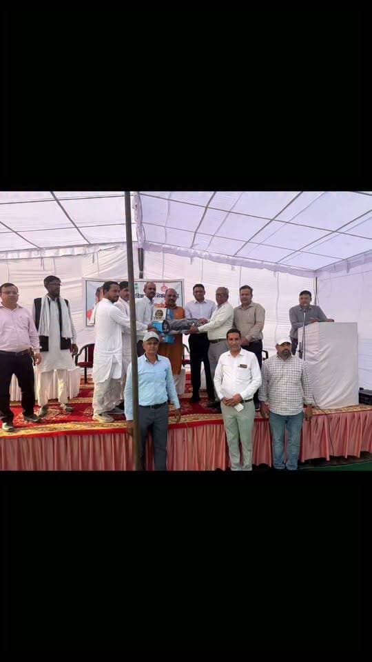 नूंह-मेवात | खेल सामग्री वितरण कार्यक्रम
जिला नूंह-मेवात के सभी खंडों के विद्यालयों में खेल गतिविधियों को प्रोत्साहित करने के उद्देश्य से खेल सामग्री वितरित की गई।
उपायुक्त नूंह श्री अखिल पिलानी, IAS ने सभी विद्यालयों को निर्देश दिए कि उपलब्ध खेल सामग्री का प्रभावी एवं अधिकतम उपयोग सुनिश्चित किया जाए, ताकि विद्यार्थियों को अपनी खेल प्रतिभा निखारने के बेहतर अवसर मिल सकें। साथ ही, सभी विद्यालयों में वॉलीबॉल किट अगले 7 दिनों के भीतर स्थापित करने के निर्देश भी दिए।
🎯 उद्देश्य स्पष्ट है—हर विद्यार्थी को खेल का अवसर, हर प्रतिभा को आगे बढ़ने का मंच और हर विद्यालय में खेल संस्कृति का विकास!
खेल केवल शारीरिक विकास का माध्यम नहीं, बल्कि अनुशासन, आत्मविश्वास, टीम भावना और जीवन में सफलता की मजबूत नींव भी हैं। 💐
#NuhMewat #AkhilPilaniIAS #SportsDevelopment #खेलो_हरियाणा #खेल_और_शिक्षा #StudentEmpowerment #SchoolSports #मेवात_की_प्रतिभा #SportsForAll