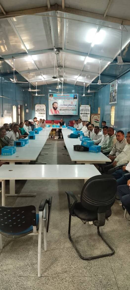 🏆 खेलों को बढ़ावा, प्रतिभाओं को नई उड़ान! 🏆
📍 नूंह-मेवात | खेल सामग्री वितरण कार्यक्रम
जिला नूंह-मेवात के सभी खंडों के विद्यालयों में खेल गतिविधियों को प्रोत्साहित करने के उद्देश्य से खेल सामग्री वितरित की गई।
उपायुक्त नूंह श्री अखिल पिलानी, IAS ने सभी विद्यालयों को निर्देश दिए कि उपलब्ध खेल सामग्री का प्रभावी एवं अधिकतम उपयोग सुनिश्चित किया जाए, ताकि विद्यार्थियों को अपनी खेल प्रतिभा निखारने के बेहतर अवसर मिल सकें। साथ ही, सभी विद्यालयों में वॉलीबॉल किट अगले 7 दिनों के भीतर स्थापित करने के निर्देश भी दिए।
🎯 उद्देश्य स्पष्ट है—हर विद्यार्थी को खेल का अवसर, हर प्रतिभा को आगे बढ़ने का मंच और हर विद्यालय में खेल संस्कृति का विकास!
खेल केवल शारीरिक विकास का माध्यम नहीं, बल्कि अनुशासन, आत्मविश्वास, टीम भावना और जीवन में सफलता की मजबूत नींव भी हैं। 💐
#NuhMewat #AkhilPilaniIAS #SportsDevelopment #खेलो_हरियाणा #खेल_और_शिक्षा #StudentEmpowerment #SchoolSports #मेवात_की_प्रतिभा #SportsForAll