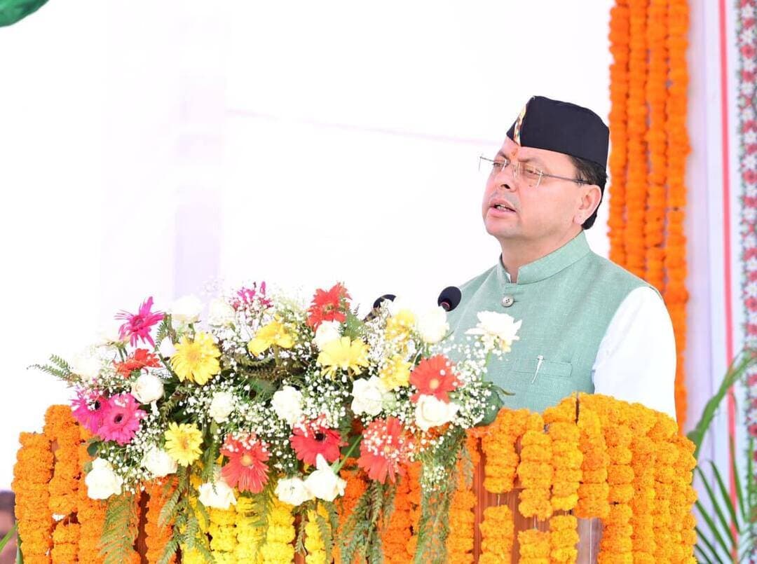 मुख्यमंत्री पुष्कर सिंह धामी ने पुलिस लाइन देहरादून में पुलिस स्मृति दिवस पर शहीद जवानों को श्रद्धांजलि अर्पित की और शहीद पुलिसकर्मियों के परिजनों को सम्मानित किया।
इस दौरान मुख्यमंत्री ने पुलिस विभाग के सुदृढ़ीकरण और पुलिसकर्मियों के कल्याण के लिए 8 महत्वपूर्ण घोषणाएं कीं।
मुख्यमंत्री ने नशे और साइबर अपराध पर प्रभावी नियंत्रण, महिला सुरक्षा, आधुनिक तकनीक के इस्तेमाल और पुलिसकर्मियों के तनाव प्रबंधन पर भी जोर दिया।
पुलिस महानिदेशक दीपम सेठ के अनुसार, राज्य गठन से अब तक उत्तराखंड पुलिस के 206 कार्मिक कर्तव्य निभाते हुए शहीद हुए हैं।
#UttarakhandPolice #PoliceMemorialDay #PushkarSinghDhami #DehradunNews #UttarakhandNews #PoliceRecruitment #PoliceWelfare #उत्तराखंड #पुलिसस्मृतिदिवस #सीएमधामी