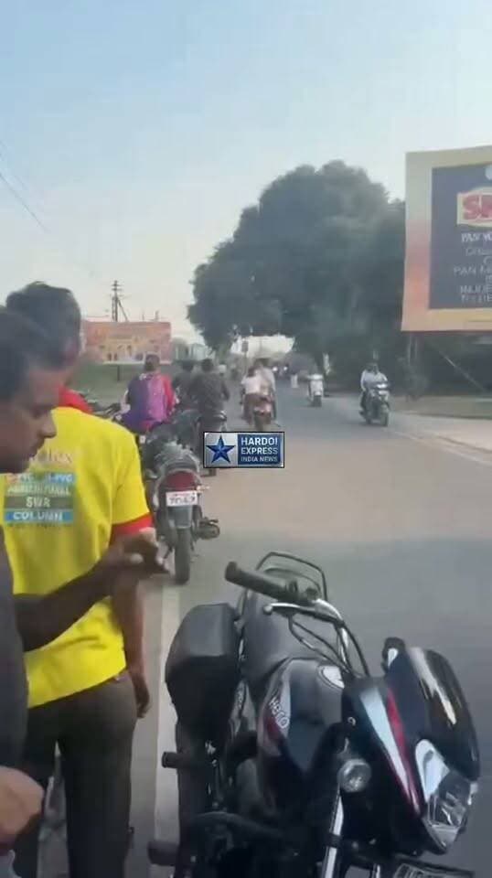 झांसी: मनचले को युवती ने दौड़कर पकड़ा, बीच सड़क पर जमकर हुई मारपीट; वीडियो वायरल
उत्तर प्रदेश के झांसी जिले से एक हैरान करने वाला मामला सामने आया है, जहाँ एक युवती ने मनचले को दौड़कर पकड़ लिया और बीच सड़क पर जमकर मारपीट की। यह पूरी घटना सीपरी से नगरा जाने वाले रास्ते की बताई जा रही है।
मिली जानकारी और वायरल वीडियो के अनुसार, सड़क पर एक मनचले द्वारा कथित तौर पर अभद्रता और छेड़खानी की गई, जिसके बाद युवती ने हिम्मत दिखाते हुए आरोपी को बीच रास्ते में ही दबोच लिया। वीडियो में साफ देखा जा सकता है कि युवतियां आरोपी युवक की कॉलर पकड़कर उससे सवाल-जवाब कर रही हैं और उस पर मारपीट के आरोप लगा रही हैं।
इस घटना का वीडियो सोशल मीडिया पर तेजी से वायरल हो रहा है, जिसमें स्थानीय लोगों की भीड़ भी इकट्ठा नजर आ रही है। इस मामले को लेकर इलाके में तरह-तरह की चर्चाएं हो रही हैं।