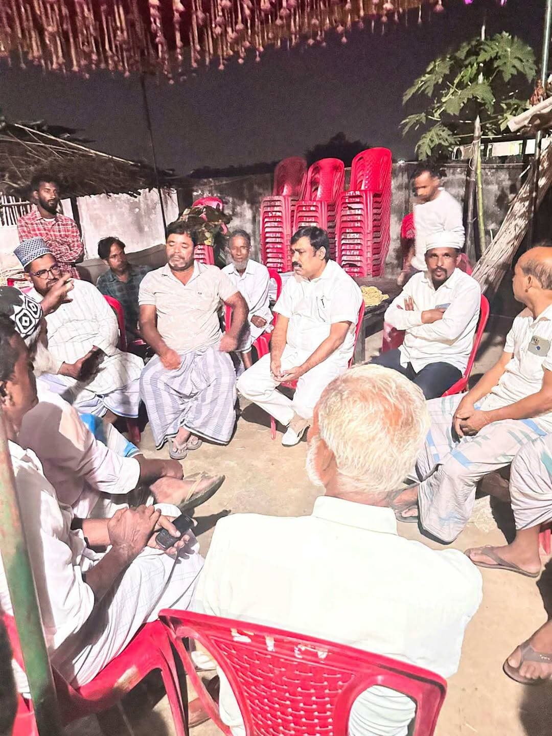 हाथी के हमले में मोफीज साहब के इंतकाल पर विधायक तौसीफ आलम ने जताया दुख
बहादुरगंज। विधायक तौसीफ आलम ने गांगी में जंगली हाथी के हमले में अलताबाड़ी-तालबाड़ी निवासी मोफीज साहब के इंतकाल पर गहरा दुख जताया। उन्होंने उनके घर पहुंचकर शोकाकुल परिजनों से मुलाकात की और ढांढस बंधाया। विधायक ने इस घटना को बेहद अफसोसनाक और दुखद बताया।