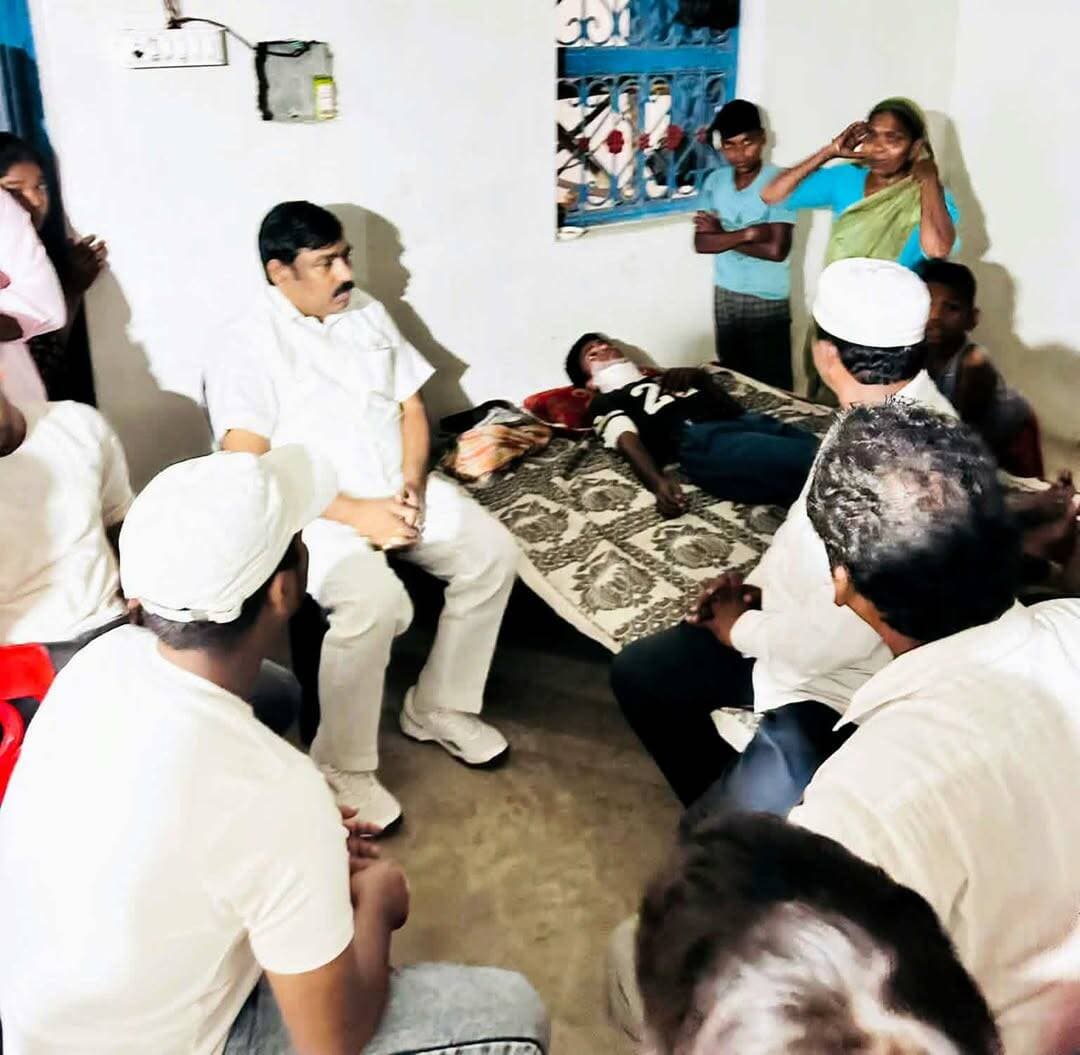 जंगली हाथी से घायल युवक के परिजनों से मिले विधायक तौसीफ आलम
बहादुरगंज। विधायक तौसीफ आलम ने दरनिया निवासी अलीम साहब के बेटे के जंगली हाथी के हमले में घायल होने की सूचना मिलने पर उनके घर पहुंचकर परिजनों से मुलाकात की। इस दौरान उन्होंने घायल युवक का हालचाल जाना और परिजनों को हरसंभव सहयोग का भरोसा दिलाया।