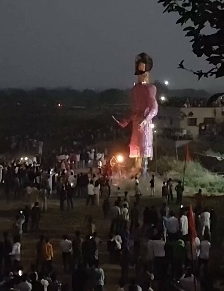 रावण दहन के दौरान आतिशबाजी में हुआ उलटफेर, पटाखों की बौछार से मैदान में मची भगदड़—वायरल हुआ मजेदार वीडियो
विशद पर्व विजय दशमी (रावल दहन) के अवसर पर एक अनोखा और हैरान कर देने वाला वीडियो सोशल मीडिया पर तेजी से वायरल हो रहा है। इस वीडियो के साथ सोशल मीडिया पर मजेदार कैप्शन दिया गया है कि "बार-बार जलाने से तंग आए रावण ने की जवाबी फायरिंग...!!!"
वायरल फुटेज के मुताबिक, रावण दहन के दौरान जब पुतले में आग लगाई गई, तो उसके भीतर रखे पटाखों और आतिशबाजी ने अचानक विपरीत दिशा में यानी दर्शकों की तरफ जोरदार चिंगारियां और रॉकेट छोड़ना शुरू कर दिया। पुतले से चारों तरफ ताबड़तोड़ आतिशबाजी छूटने के कारण मैदान में मौजूद भीड़ और दर्शकों के बीच कुछ देर के लिए अफरा-तफरी और भगदड़ जैसी स्थिति बन गई। लोग अपनी जान बचाकर भागते हुए नजर आए।