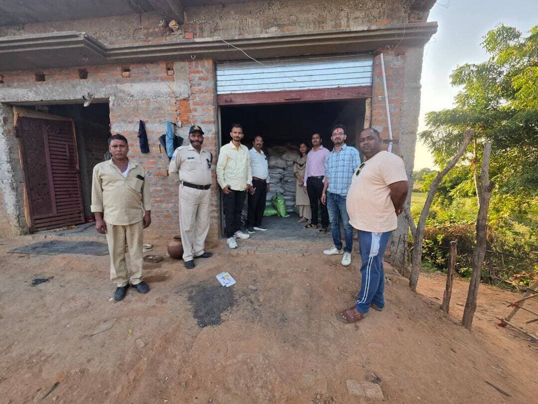 बल्देवगढ़ के कैलपुरा में अवैध उर्वरक भंडारण पर प्रशासन की कार्रवाई, 320 बोरी खाद जब्त
एसडीएम, तहसीलदार एवं कृषि विभाग की संयुक्त टीम ने की कार्रवाई
बल्देवगढ़ तहसील के ग्राम कैलपुरा में अवैध रूप से उर्वरक भंडारण किए जाने की जानकारी मिलने पर प्रशासन की संयुक्त टीम द्वारा कार्रवाई की गई। एसडीएम बल्देवगढ़ श्री निशांत भूरिया, तहसीलदार बल्देवगढ़ श्रीमती प्राची जैन, वरिष्ठ कृषि विस्तार अधिकारी सुश्री महक खत्री एवं राजस्व विभाग के अमले ने मौके पर पहुंचकर जांच की। इस दौरान श्री बलवान लोधी के मकान से उर्वरक की 320 बोरियां जब्त की गईं।
कार्रवाई के दौरान श्री बलवान लोधी ने प्रशासन को बताया कि उन्होंने अपना भवन ईशानगर निवासी श्री अमित अग्रवाल को किराए पर दिया था तथा उक्त उर्वरक उनके द्वारा ही भवन में रखा गया है।
प्रशासन द्वारा बोरियों के सैंपल लैब में जांच हेतु भेजे गए हैं मामले में नियमानुसार आवश्यक कार्रवाई की जा रही है।
Jansampark Madhya Pradesh
Collector Tikamgarh