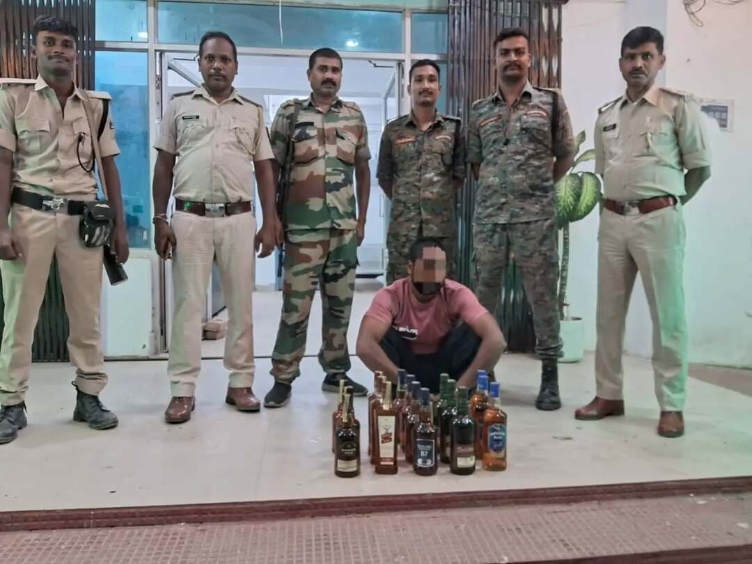 समाहरणालय पूर्णिया,
जनसंपर्क कार्यालय,
प्रेस विज्ञप्ति 1711,
दिनांक 21/10/2026,
==================
पूर्णिया मद्यनिषेध विभाग की बड़ी कार्रवाई के दौरान विभिन्न स्थानों से कुल- 12.000 लीटर अवैध विदेशी शराब बरामद की बरामदगी , 01 अभियुक्त गिरफ्तार:-
जिला पदाधिकारी श्री अंशुल कुमार (भा०प्र०से०) के दिशा-निर्देश एवं मार्गदर्शन में पूर्णिया जिले में अवैध शराब के निर्माण, भंडारण, परिवहन और बिक्री के खिलाफ चलाए जा रहे विशेष अभियान के तहत मद्यनिषेध विभाग ने मंगलवार को विभिन्न स्थानों पर छापेमारी कर सफलता हासिल की है।
कार्रवाई का विवरण इस प्रकार है:-
01. अमौर (पोठिया बरेली) :- छापामारी के दौरान कुल 12.000 लीटर अवैध विदेशी शराब बरामद हुआ। इस मामले में एक अभियुक्त को गिरफ्तार किया गया। संबंधित धाराओं के तहत विधिसम्मत कार्रवाई की जा रही है।
मद्यनिषेध विभाग, पूर्णिया द्वारा अवैध शराब के निर्माण, परिवहन, भंडारण एवं बिक्री के विरुद्ध अभियान लगातार जारी है। अवैध शराब के कारोबार में संलिप्त व्यक्तियों के विरुद्ध कठोर एवं विधिसम्मत कार्रवाई लगातार की जा रही है।
आम नागरिकों से अपील है कि अवैध शराब के निर्माण, भंडारण, परिवहन अथवा बिक्री से संबंधित किसी भी गतिविधि की सूचना मद्यनिषेध विभाग को दें। सूचना देने वाले व्यक्ति की पहचान गोपनीय रखी जाएगी।
<nis:link nis:type=tag nis:id=pmnarendramodi nis:value=PMNarendramodi nis:enabled=true nis:link/>
<nis:link nis:type=tag nis:id=cmsammrat nis:value=cmsammrat nis:enabled=true nis:link/>
<nis:link nis:type=tag nis:id=samratchaudhary nis:value=samratchaudhary nis:enabled=true nis:link/>