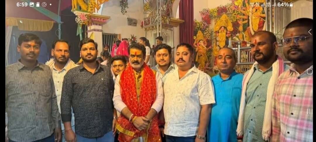 पिपरा देवस पंचायत में नव दुर्गा संघ समिति द्वारा भव्य मेले और 41वें विदेशिया नाच का आयोजन
मुकेश कुमार बीहट
पिपरा देवस पंचायत स्थित नव दुर्गा संघ समिति के तत्वावधान में दुर्गा पूजा के अवसर पर भव्य मेले और सांस्कृतिक कार्यक्रमों का आयोजन किया जा रहा है। इस वर्ष मेले का आकर्षण 4 दिन का भव्य मेला और 2 दिनों का पारंपरिक विदेशिया नाच है, जिसमें चारों दिन अलग-अलग सांस्कृतिक कार्यक्रमों की प्रस्तुतियां दी जा रही हैं। झांकी का भी प्रोग्राम किया गया है
विधायक रजनीश कुमार ने लिया माता का आशीर्वाद
विजयदशमी के पावन अवसर पर तेघरा विधायक रजनीश कुमार ने पिपरा देवस पहुंचकर माता के प्रांगण में मत्था टेका और आशीर्वाद प्राप्त किया। इस दौरान मिति के अध्यक्ष आदित्य कुमार उर्फ हब ने विधायक को माता की चुनरी ओढाकर और अंगवस्त्र सेहजारों श्रद्धालुओं ने उठाया मेले का आनंद विजयादशमी के दिन माता के दरबार में भक्तों का तांता लगा रहा। मेले में हजारों की संख्या में पहुंचे श्रद्धालुओं ने मां के दर्शन किए और मेले का भरपूर आनंद लिया। आपको बता दें कि इस समिति द्वारा लगातार 41 वर्षों से निरंतर विदेशिया नाच का आयोजन किया जा रहा है, जो यहां की संस्कृति और परंपरा का एक अहम हिस्सा बन चुका है।
शांति व्यवस्था में प्रशासन का अहम योगदान
मेले में उमड़ने वाली भारी भीड़ और सुरक्षा व्यवस्था को सुचारू बनाए रखने के लिए बरौनी थाना अध्यक्ष विकास कुमार रंजन के नेतृत्व में पुलिस प्रशासन का भरपूर सहयोग मिल रहा है, जिससे शांतिपूर्ण माहौल में मेला संपन्न हो रहा है।
कार्यक्रम को सफलने में समिति औरग्रामीणों का सहयोग
इस सफल आयोजन के पीछे समिति के सभी पदाधिकारियों, सदस्यों और स्थानीय ग्रामीणों का सराहनीय योगदान है।
अध्यक्षः आदित्य कुमार उर्फ बाबू साहब
सचिवः सोनू कुमार, प्रवीण कुमार, संतोष कुमार
उप मुखियाः प्रवीण कुमार, हर्ष किशोर
शिक्षाविद व अन्यः डॉ. अशोक कुमार, शिक्षा नेता रवि कुमार, अंकुश कुमार, ऋषभ कुमार, संजय शर्मा, दिनेश शर्मा, सनी शर्मा, अभिषेक कुमार, गौरव कुमार, सरदार राहुल कुमार, राहुल कुमार, जितेंद्र कुमार, मंगल सिंह, मुन्ना कुमार, लोचन यादव, लोचन राय, राम उदगार राय, कैलाश पोद्दार, दशरथ ताती, पूर्व अध्यक्ष मधीर कमार भनपर्व अध्यक्षकुमार, राहुल कुमार, जितेंद्र कुमार, मंगल सिंह, मुन्ना कुमार, लोचन यादव, लोचन राय, राम उदगार राय, कैलाश पोद्दार, दशरथ ताती, पूर्व अध्यक्ष सुधीर कुमार हरिनंदन सिंह उर्फ हरि जी सुभाष , भूषण चौधरी मनोज चौधरी भोला चौधरी भूतपूर्व अध्यक्ष राम उदगार राय, राम निरंजन राय, रामजतन सिंह, संजय सिंह और राजीव सिंह।
विशेष सहयोगः
पिपरा, हाजीपुर, असरारी, गाछी टोला, ठाकुरी चौक आदि क्षेत्रों के समस्त ग्रामवासियों के सक्रिय सहयोग से यह ऐतिहासिक कार्यक्रम सफलतापूर्वक आयोजित किया जा रहा है।
विशेष आकर्षणः मेले के दौरान आयोजित होने वाले विभिन्न सांस्कृतिक कार्यक्रम और पारंपरिक विदेशिया नाच क्षेत्र के लोगों के लिए मुख्य आकर्षण का केंद्र बने हुए हैं।