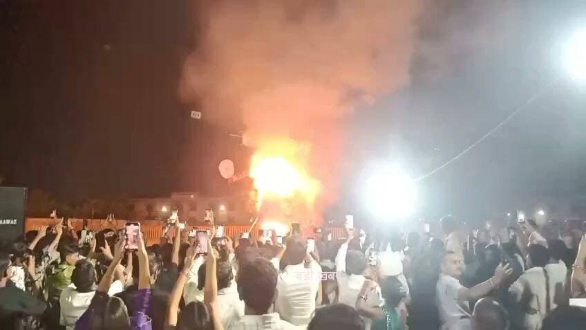 *सतना कलेक्ट्रेट मैदान में रावण का हुआ दहन।*